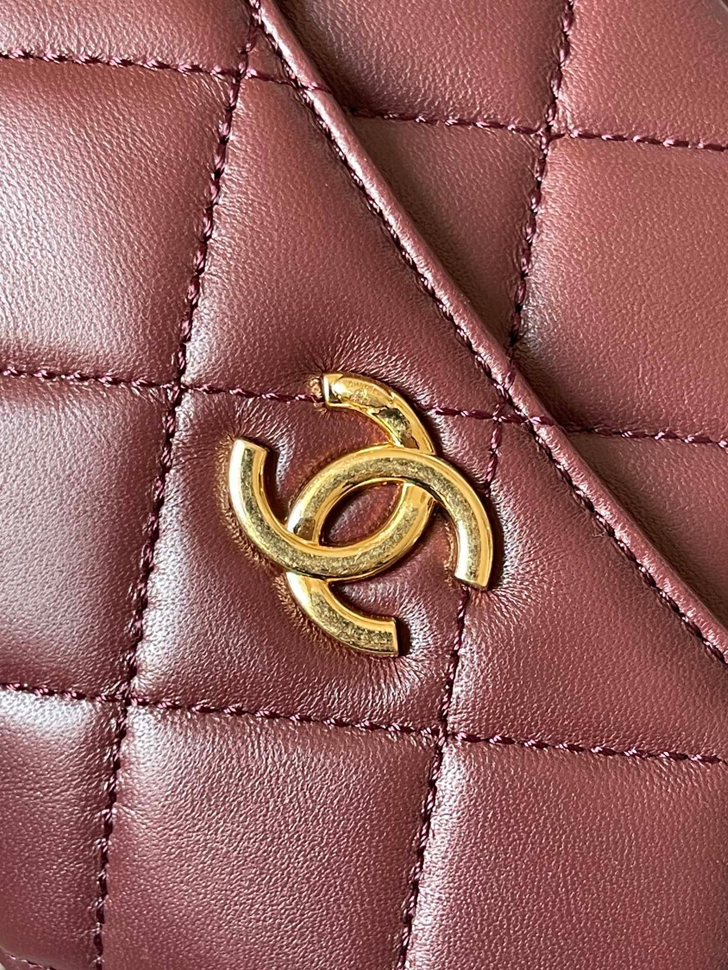 {Style No: UXEWIUG9} CAMERA BAG 18 IN BUCCANEER RED QUILTED LAMBSKIN DOUBLE C GOLD COIN - Image 8