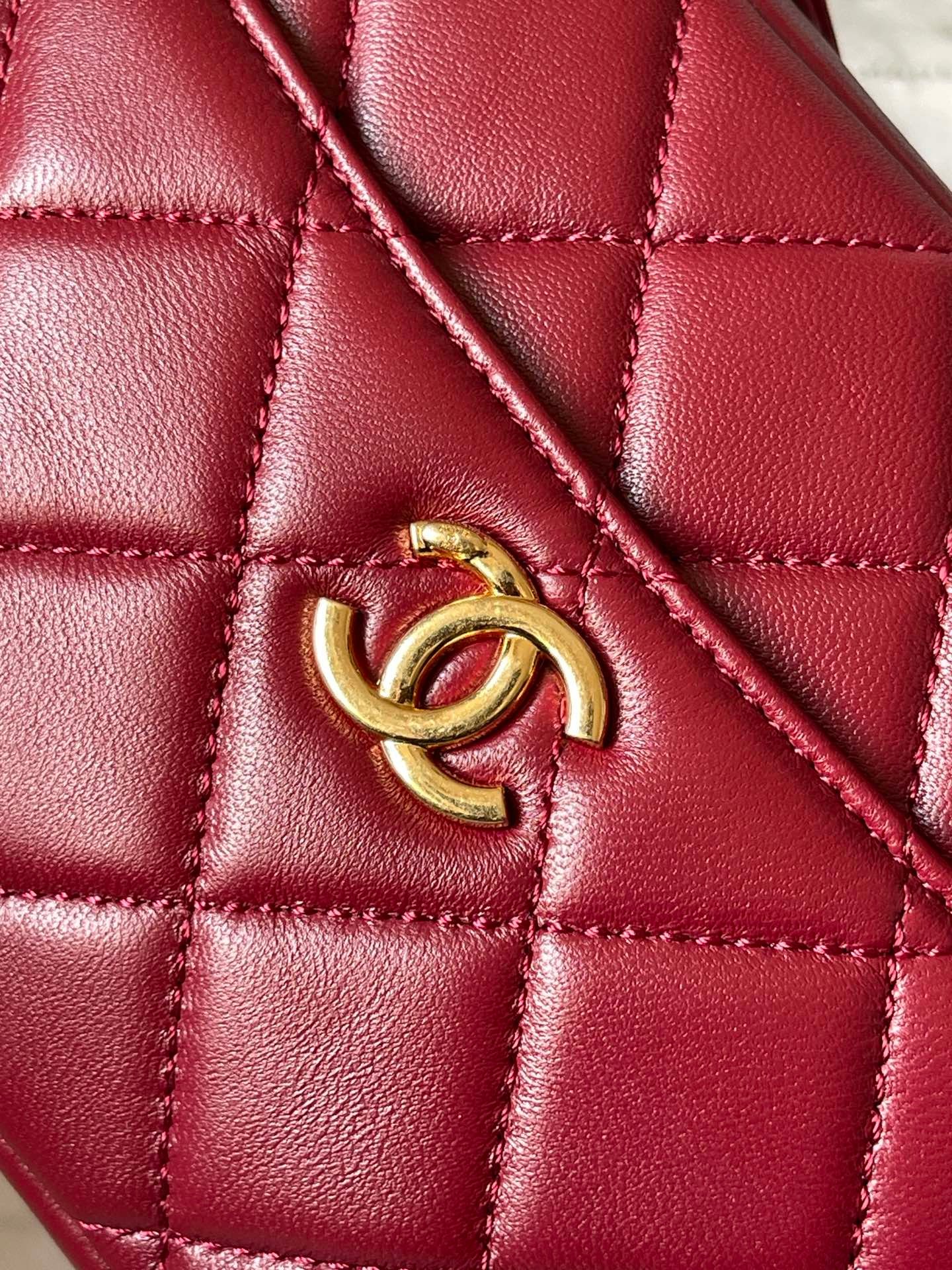 {Style No: 5GZMVTFY} CAMERA BAG 18 IN RED QUILTED LAMBSKIN DOUBLE C GOLD COIN - Image 4
