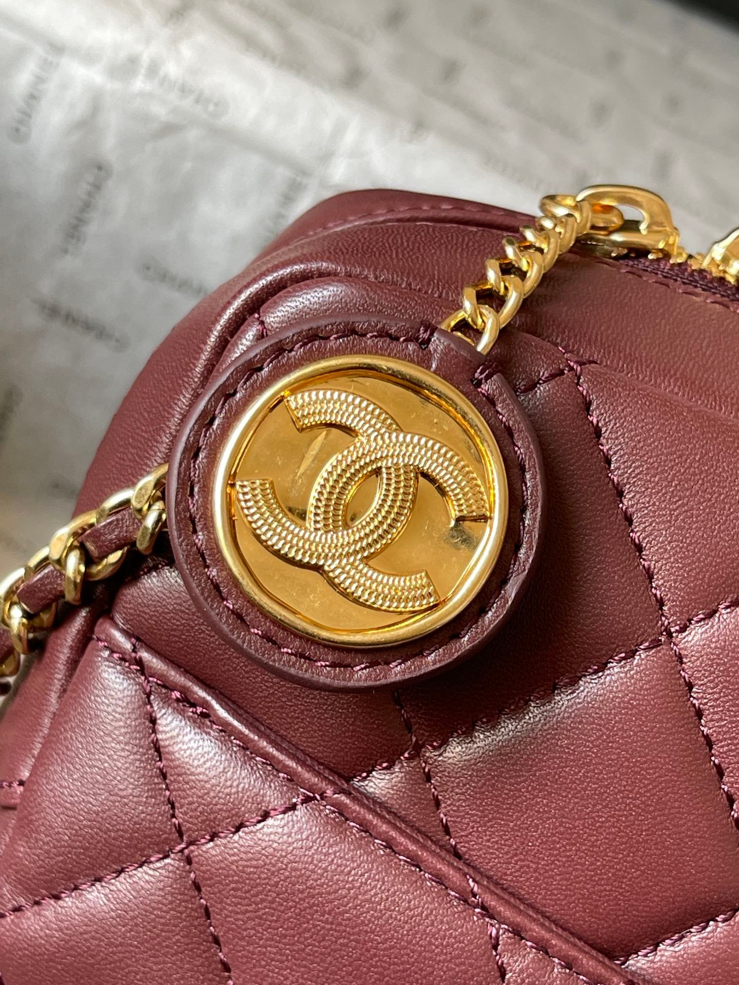 {Style No: 4XMFULOS} CAMERA BAG 24 IN BUCCANEER RED QUILTED LAMBSKIN DOUBLE C GOLD COIN - Image 4