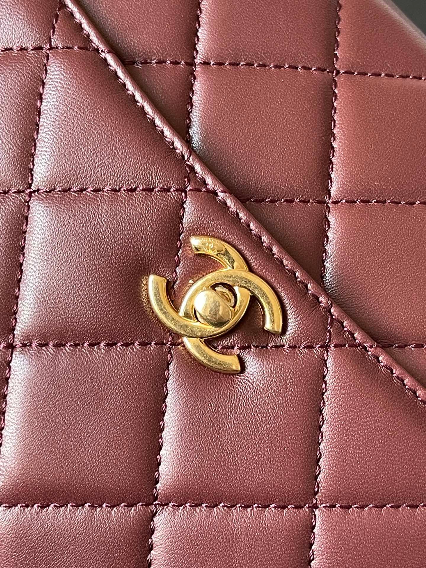 {Style No: 4XMFULOS} CAMERA BAG 24 IN BUCCANEER RED QUILTED LAMBSKIN DOUBLE C GOLD COIN - Image 8