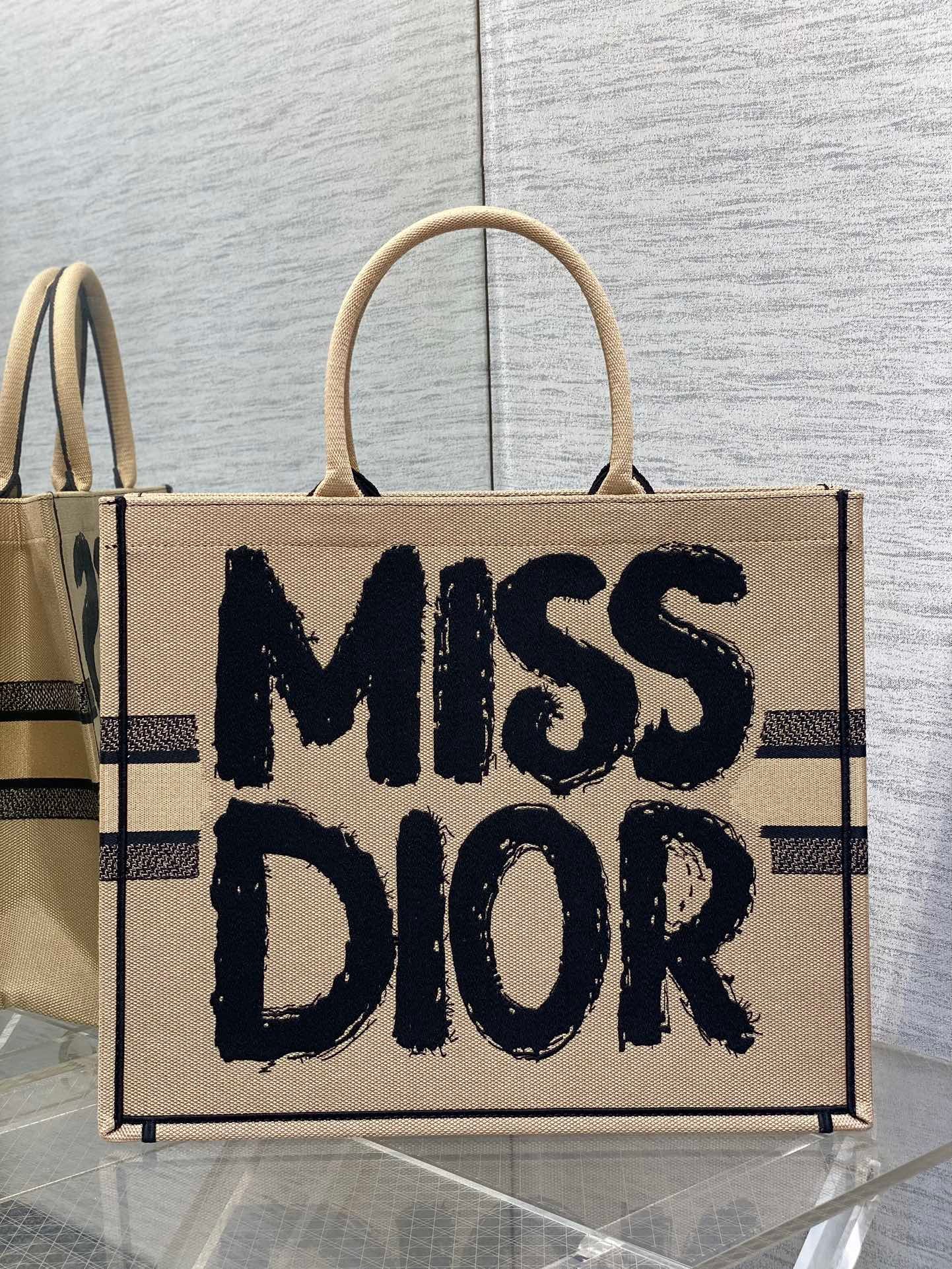 {Style No: 27UGLSNZ} LARGE BOOK TOTE 42 BEIGE AND BLACK MISS DIOR GRAFFITI EMBROIDERY - Image 9