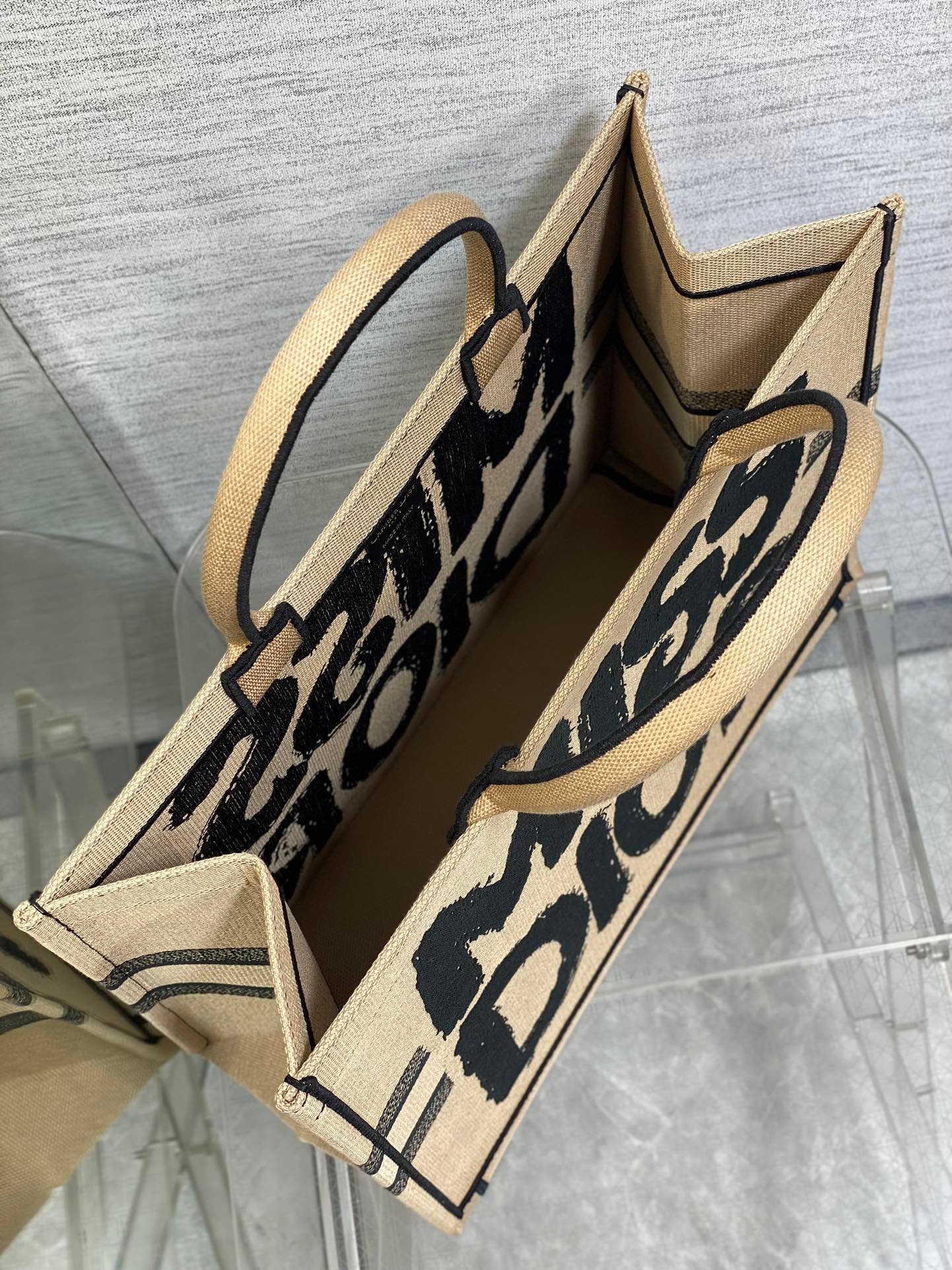 {Style No: 27UGLSNZ} LARGE BOOK TOTE 42 BEIGE AND BLACK MISS DIOR GRAFFITI EMBROIDERY - Image 6