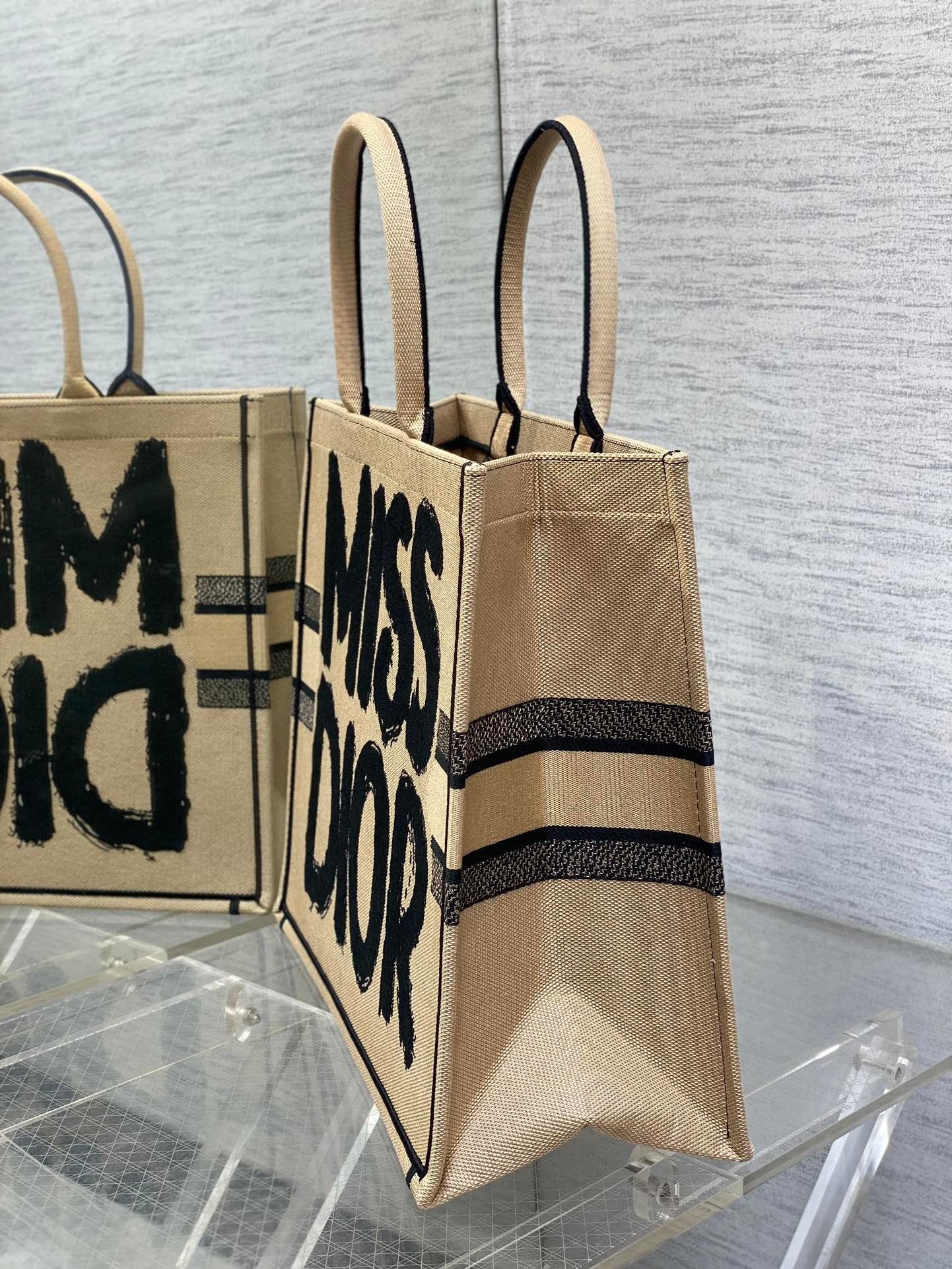 {Style No: 27UGLSNZ} LARGE BOOK TOTE 42 BEIGE AND BLACK MISS DIOR GRAFFITI EMBROIDERY - Image 5