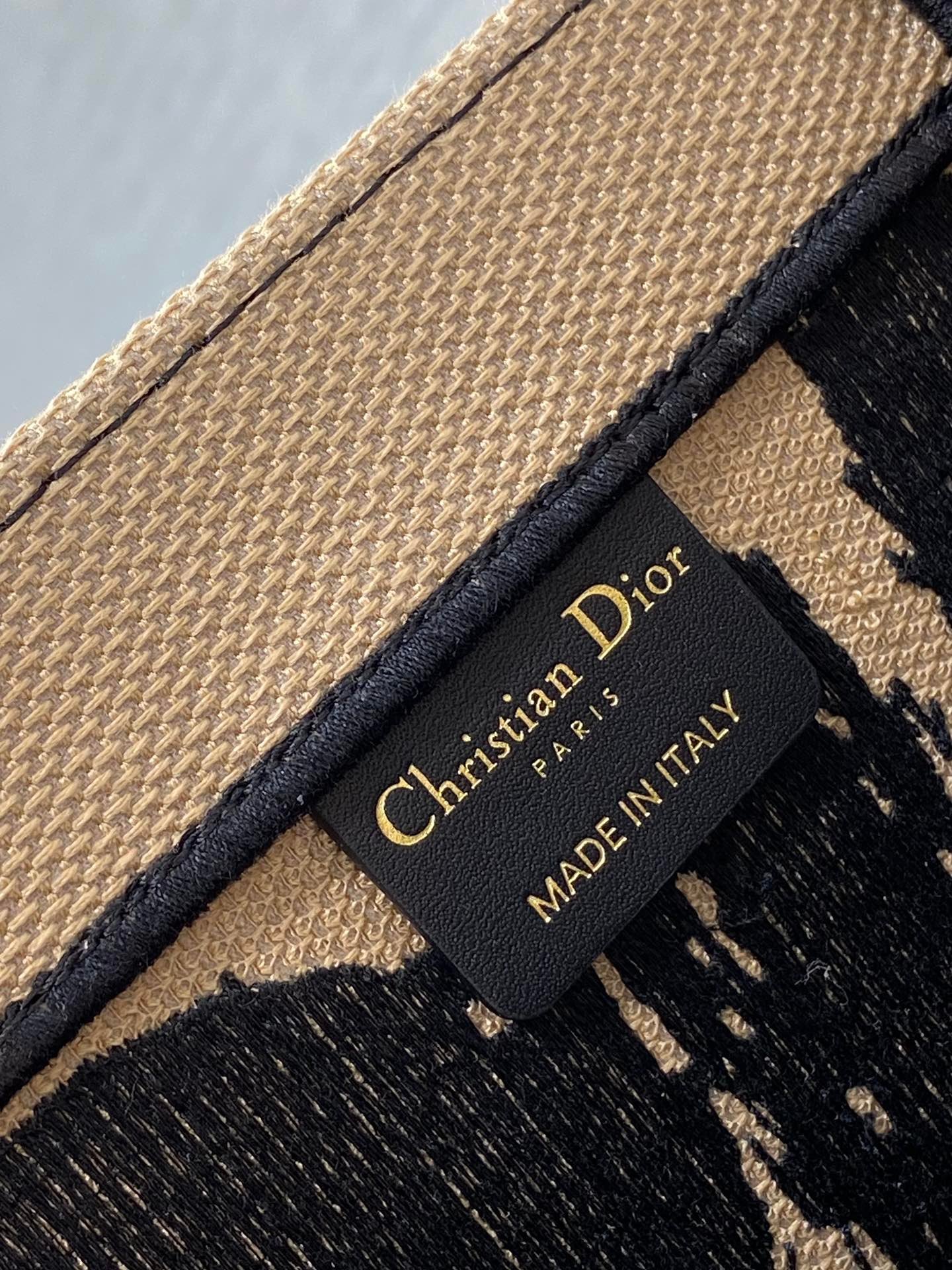 {Style No: 27UGLSNZ} LARGE BOOK TOTE 42 BEIGE AND BLACK MISS DIOR GRAFFITI EMBROIDERY - Image 4