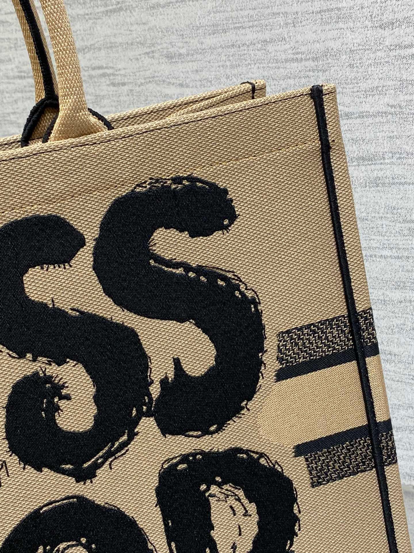 {Style No: 27UGLSNZ} LARGE BOOK TOTE 42 BEIGE AND BLACK MISS DIOR GRAFFITI EMBROIDERY - Image 3