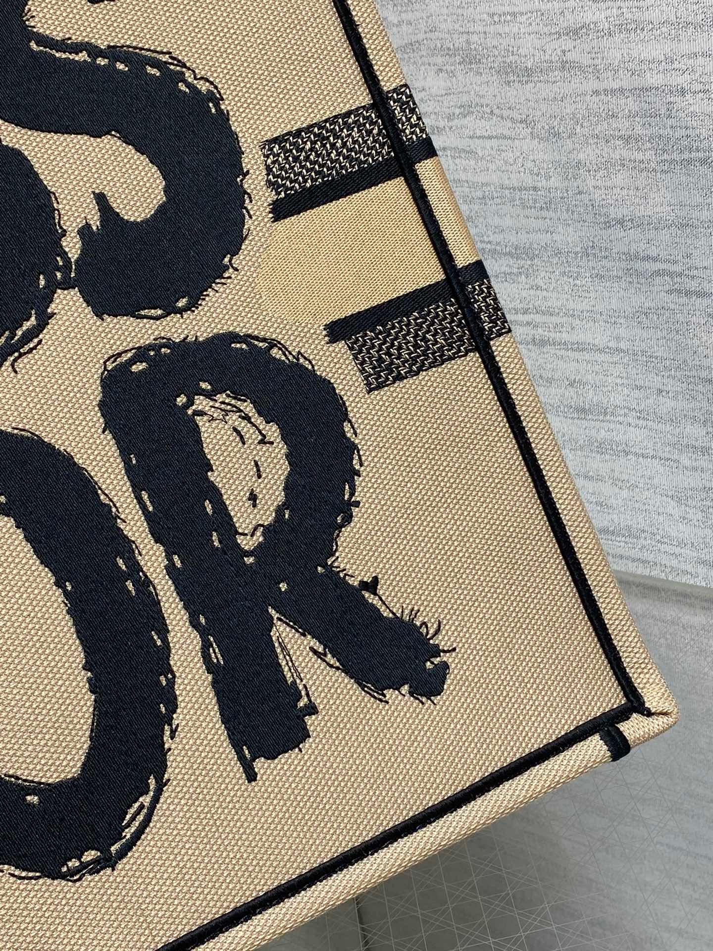 {Style No: 27UGLSNZ} LARGE BOOK TOTE 42 BEIGE AND BLACK MISS DIOR GRAFFITI EMBROIDERY - Image 2