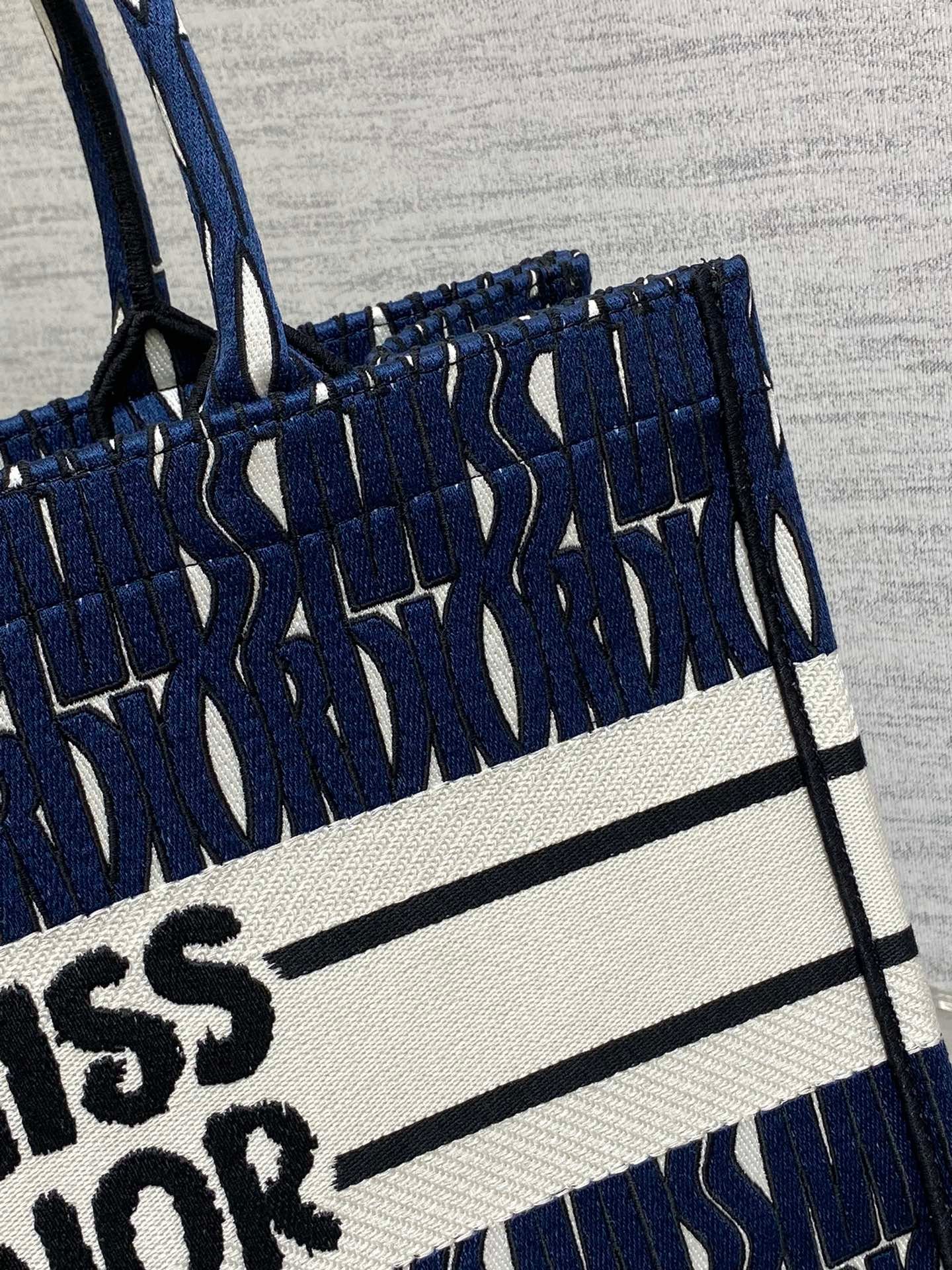 {Style No: AVLSJW9B} MISS MEDIUM TOTE 36 IN WHITE MIX DEEP COVE BLUE CANVAS - Image 2