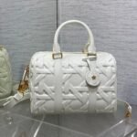 {Style No: V573BD74} GROOVE 25 BAG IN WHITE MACROCANNAGE CALFSKIN WITH GOLD HARDWARE