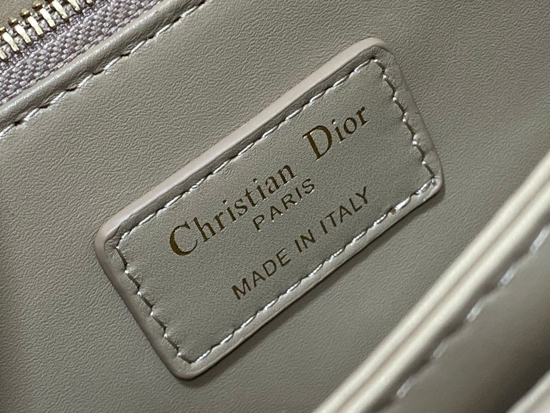 {Style No: WQOQT9IA} MINI BAG 24 IN CAMEL BEIGE PATENT CANNAGE CALFSKIN - Image 6