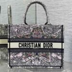 {Style No: HKQ72BQC} MEIDUM 36 BOOK TOTE IN COLORFUL CANVAS 226290