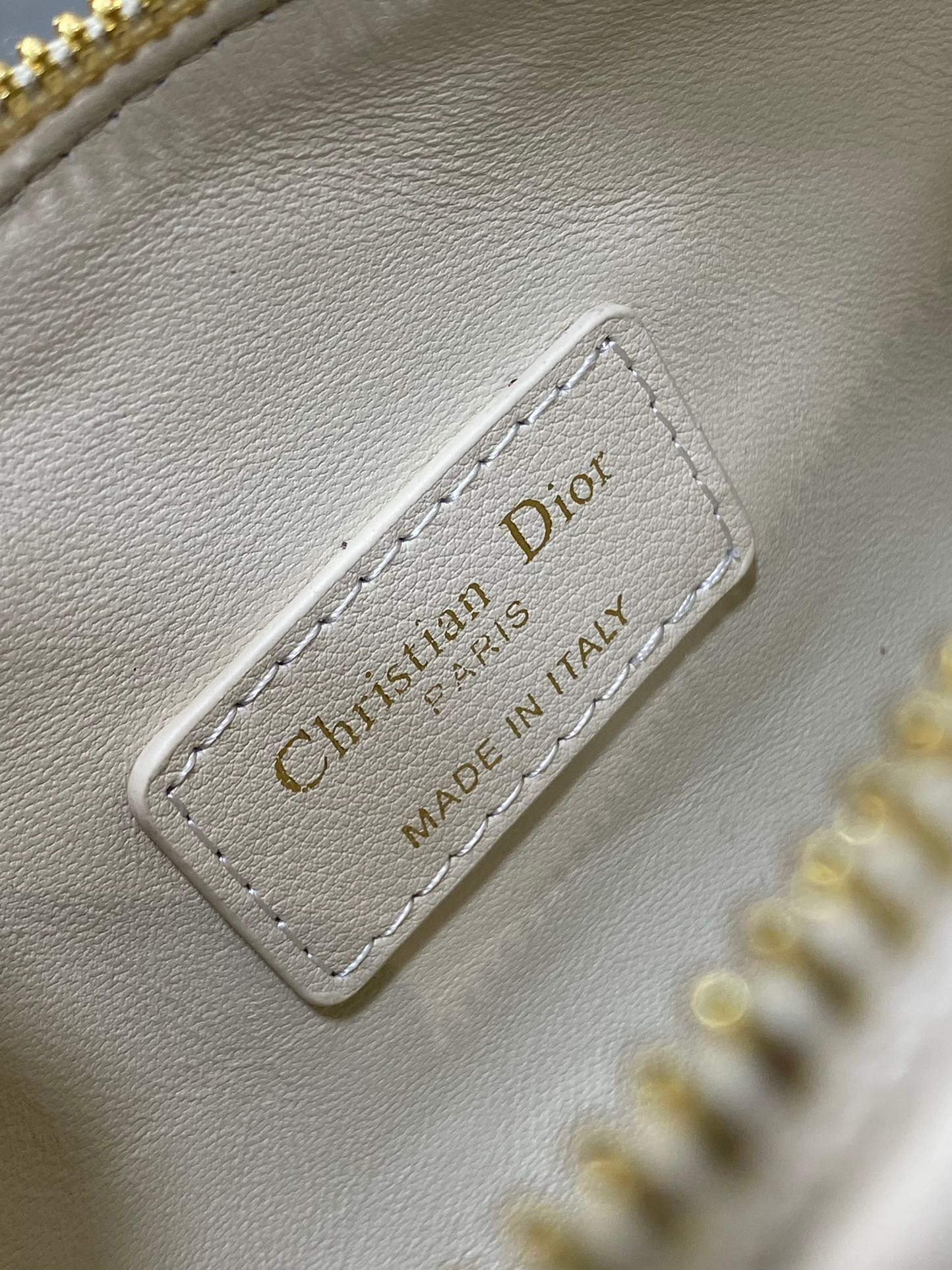 {Style No: A4MLCEY3} GROOVE 17 BAG IN WHITE CREAM MACROCANNAGE CALFSKIN WITH GOLD HARDWARE - Image 6