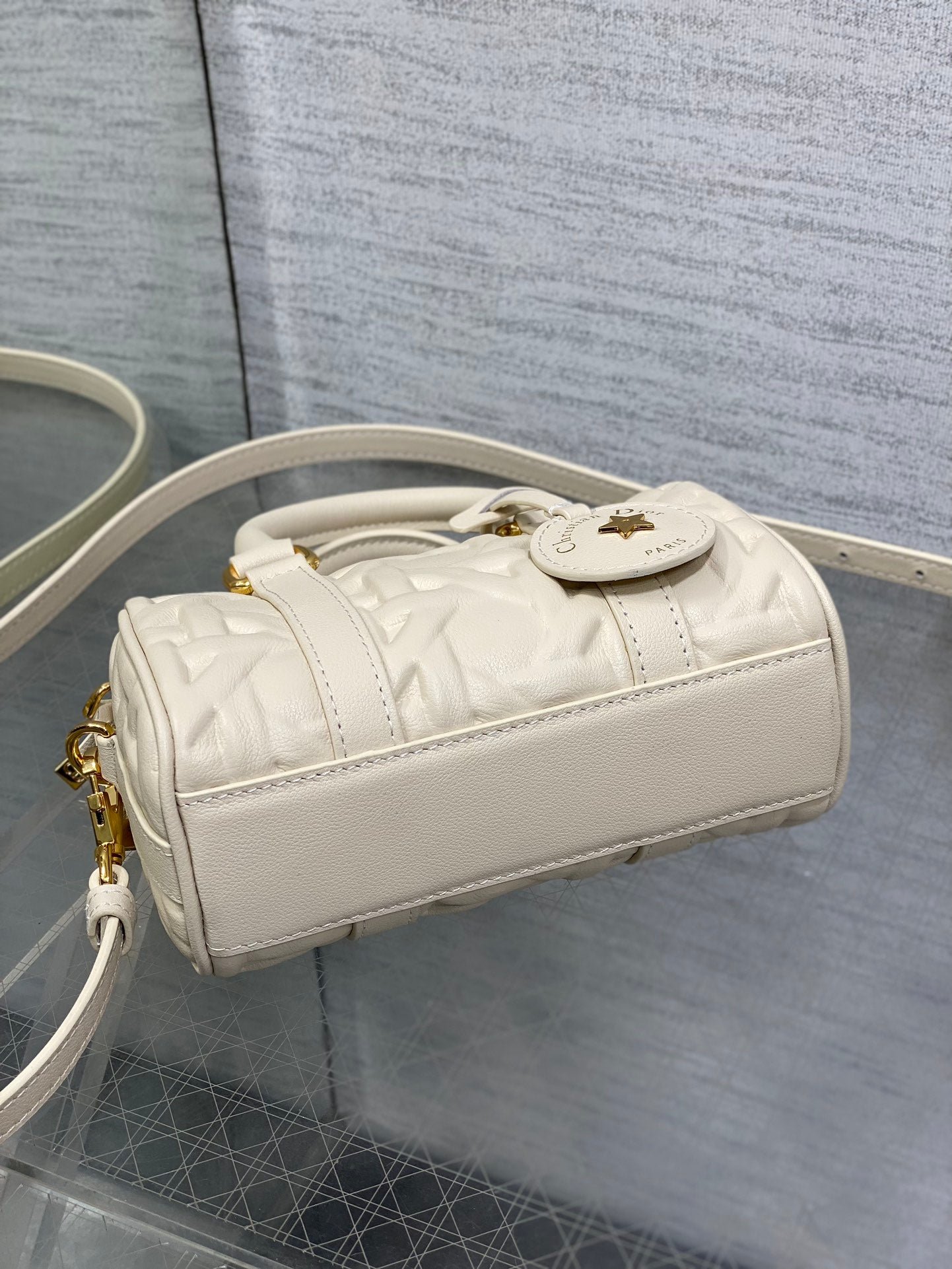 {Style No: A4MLCEY3} GROOVE 17 BAG IN WHITE CREAM MACROCANNAGE CALFSKIN WITH GOLD HARDWARE - Image 4