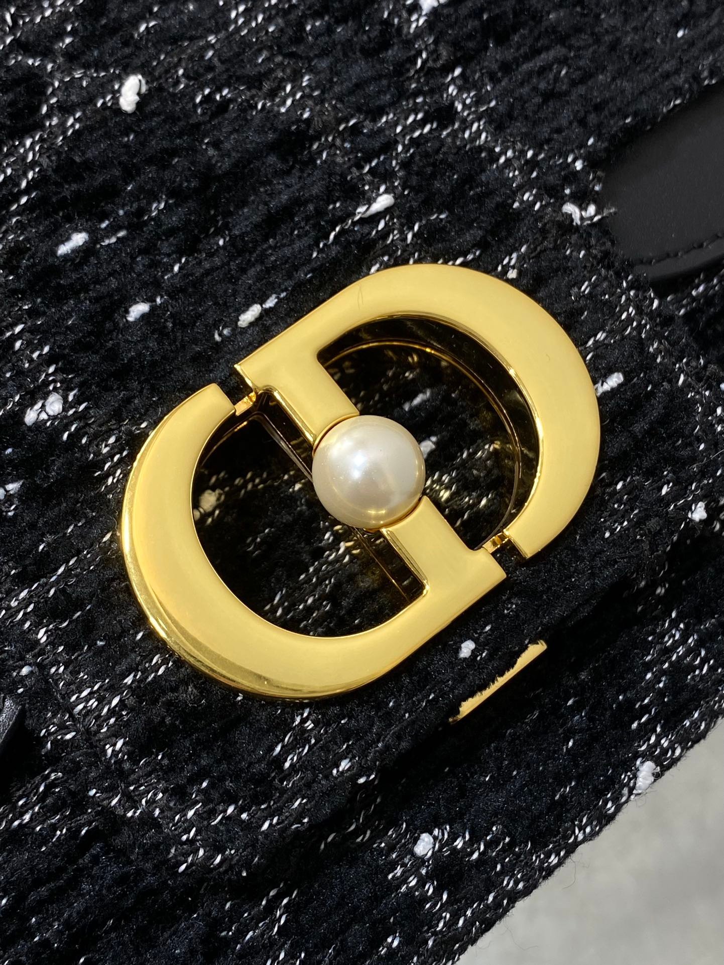 {Style No: RO2UIE16} SMALL 22 JOLIE TOP HANDLE BAG IN BLACK MIX WHITE CANNAGE TWEED - Image 4
