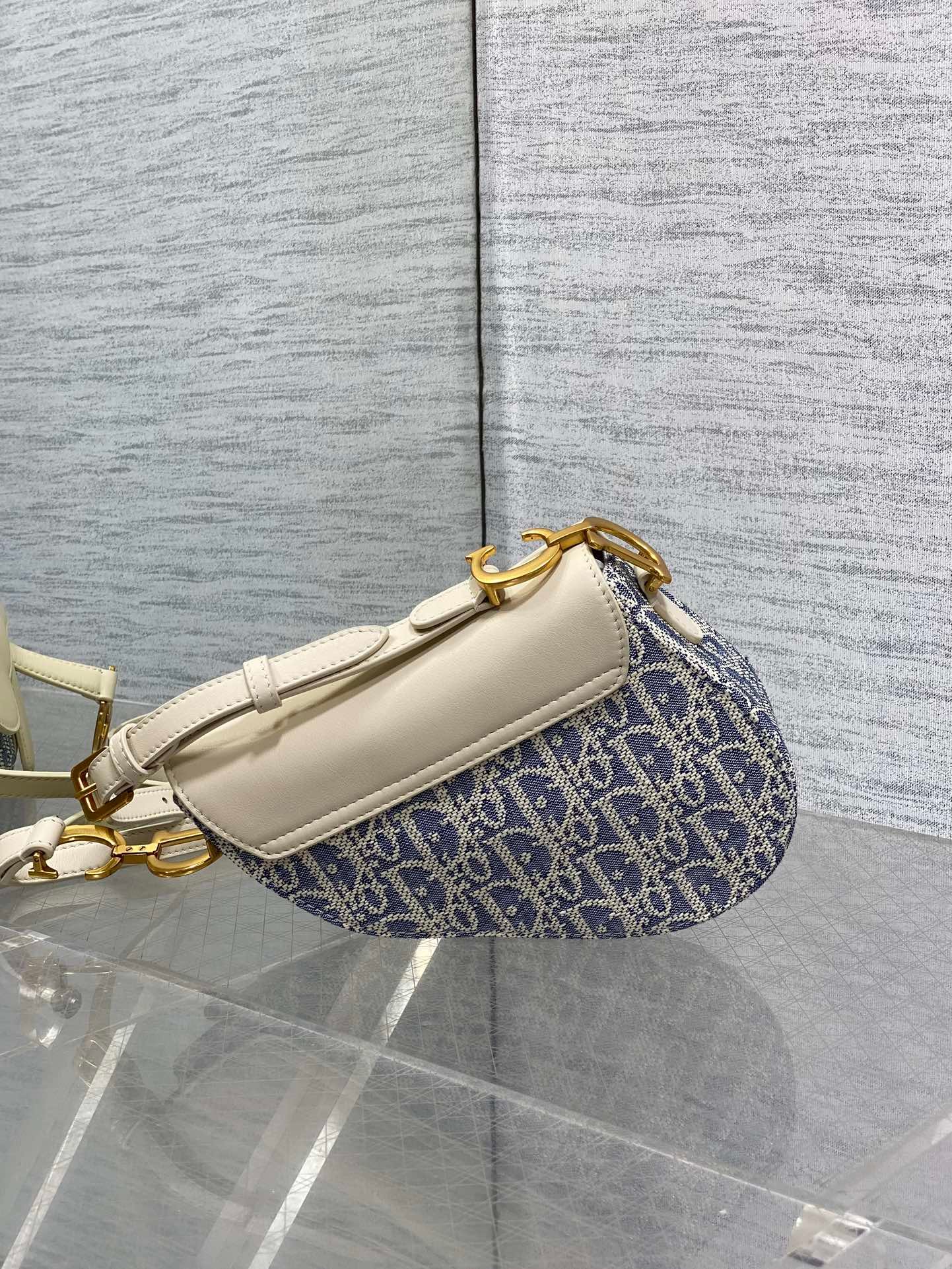 {Style No: Q1AY5EKG} DIOR 25S MINI SOFT SADDLE BAG 19 IN BLUE DIOR OBLIQUE CHAMBRAY AND IVORY SMOOTH CALFSKIN - Image 2