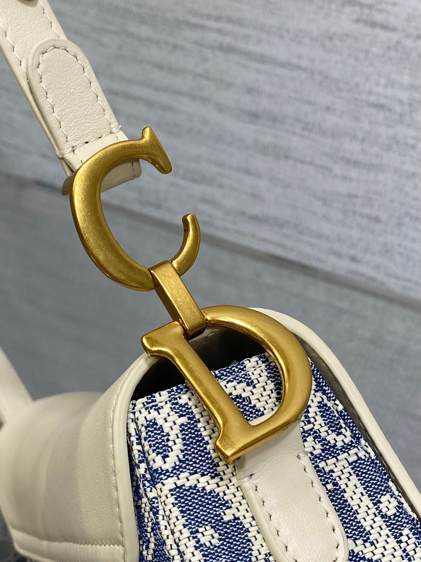 {Style No: Q1AY5EKG} DIOR 25S MINI SOFT SADDLE BAG 19 IN BLUE DIOR OBLIQUE CHAMBRAY AND IVORY SMOOTH CALFSKIN - Image 6