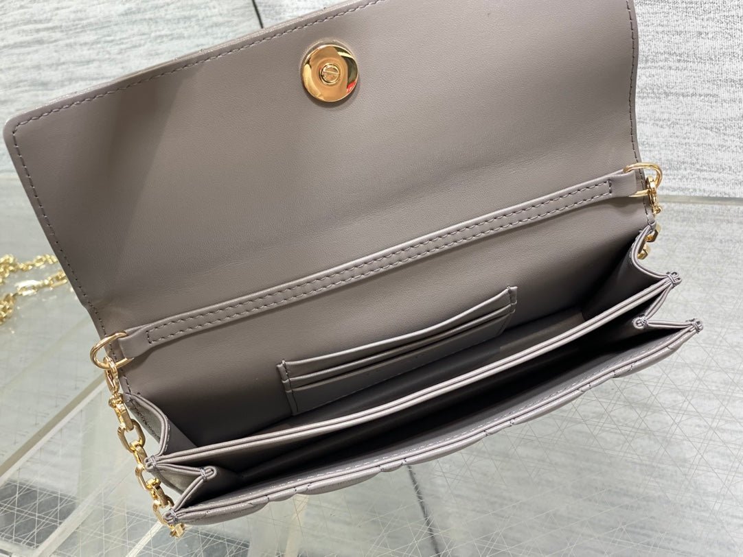 {Style No: ITRW1QWE} DIOR 25S DIOR TALK PHONE POUCH 21 IN DIRTY LILAC CANNAGE LAMBSKIN GOLD HARDWARE - Image 5