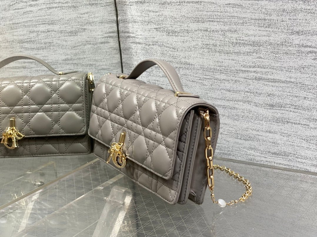 {Style No: ITRW1QWE} DIOR 25S DIOR TALK PHONE POUCH 21 IN DIRTY LILAC CANNAGE LAMBSKIN GOLD HARDWARE - Image 4