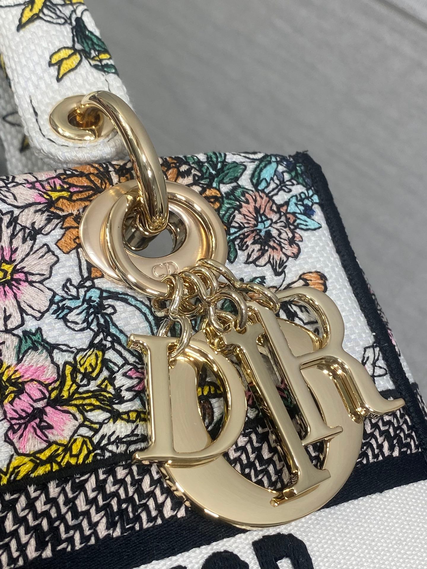 {Style No: 9X2ZMUE4} DIOR 25S SMALL LADY D-LITE BAG 24 IN MULTICOLOR DIOR FLOWERS CALENDAR ALLOVER EMBROIDERY - Image 4