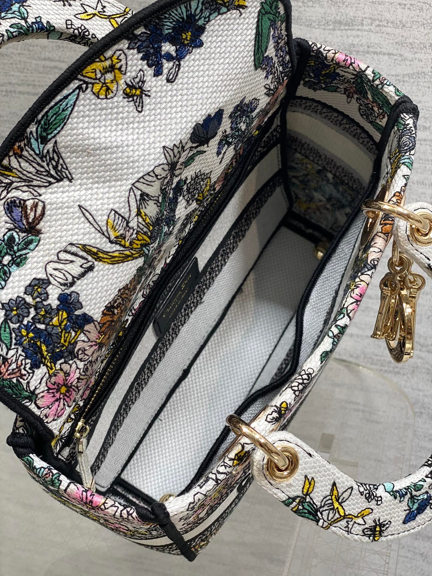 {Style No: 9X2ZMUE4} DIOR 25S SMALL LADY D-LITE BAG 24 IN MULTICOLOR DIOR FLOWERS CALENDAR ALLOVER EMBROIDERY - Image 7