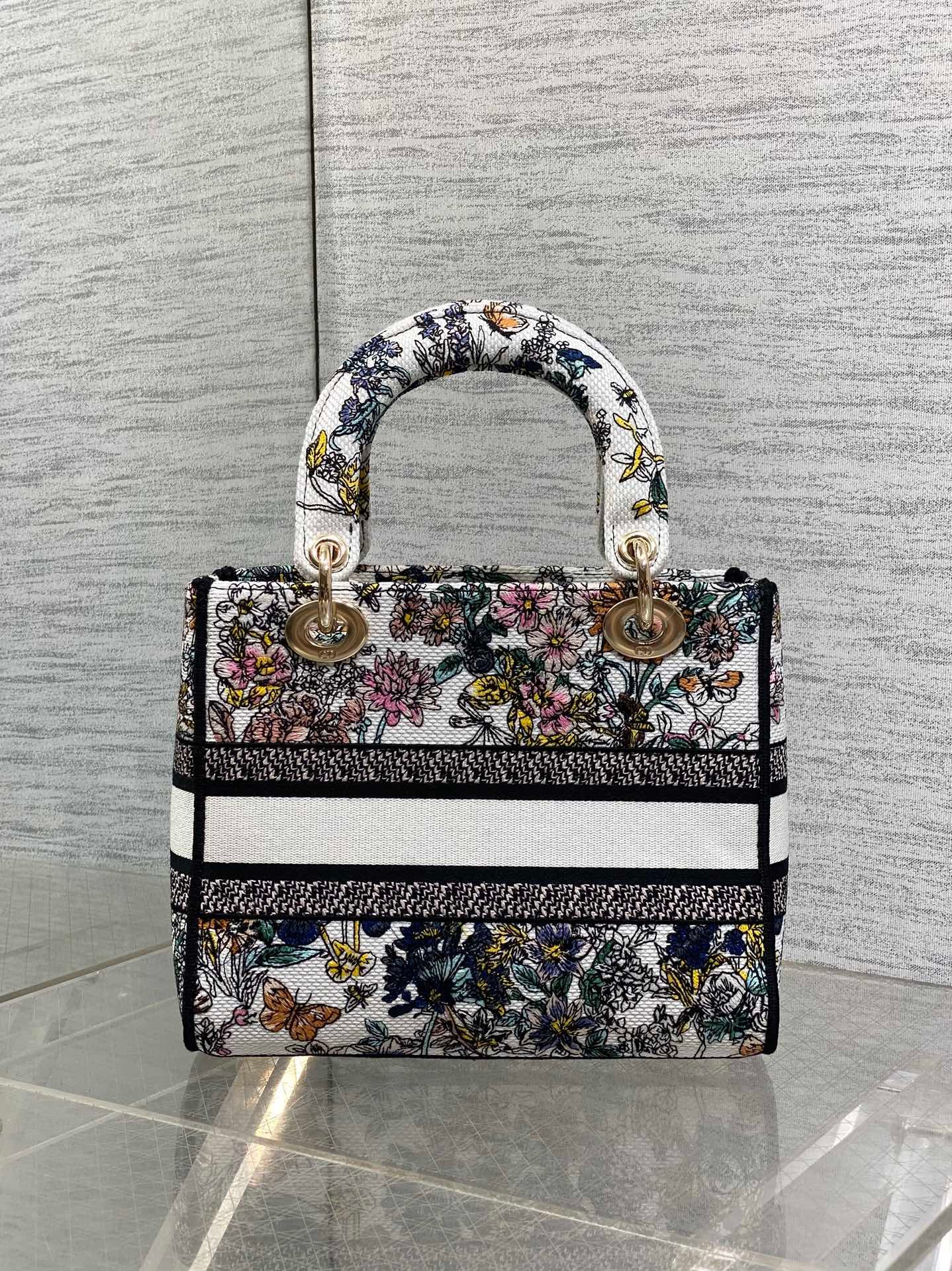 {Style No: 9X2ZMUE4} DIOR 25S SMALL LADY D-LITE BAG 24 IN MULTICOLOR DIOR FLOWERS CALENDAR ALLOVER EMBROIDERY - Image 2