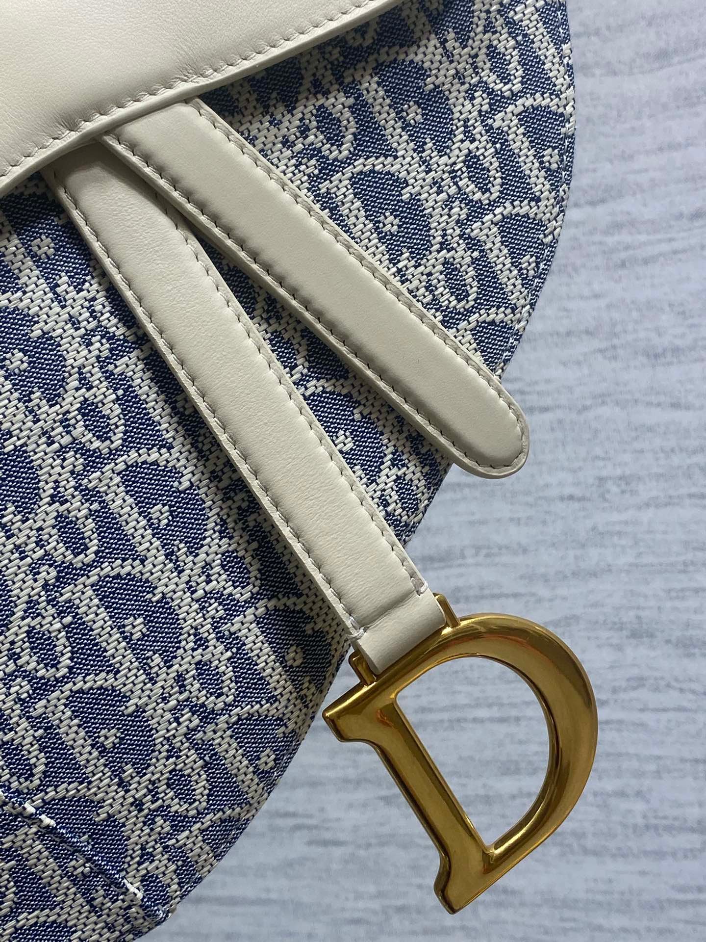 {Style No: G9IQXYKA} DIOR 25S SOFT SADDLE BAG 25 IN BLUE DIOR OBLIQUE CHAMBRAY AND IVORY SMOOTH CALFSKIN - Image 5