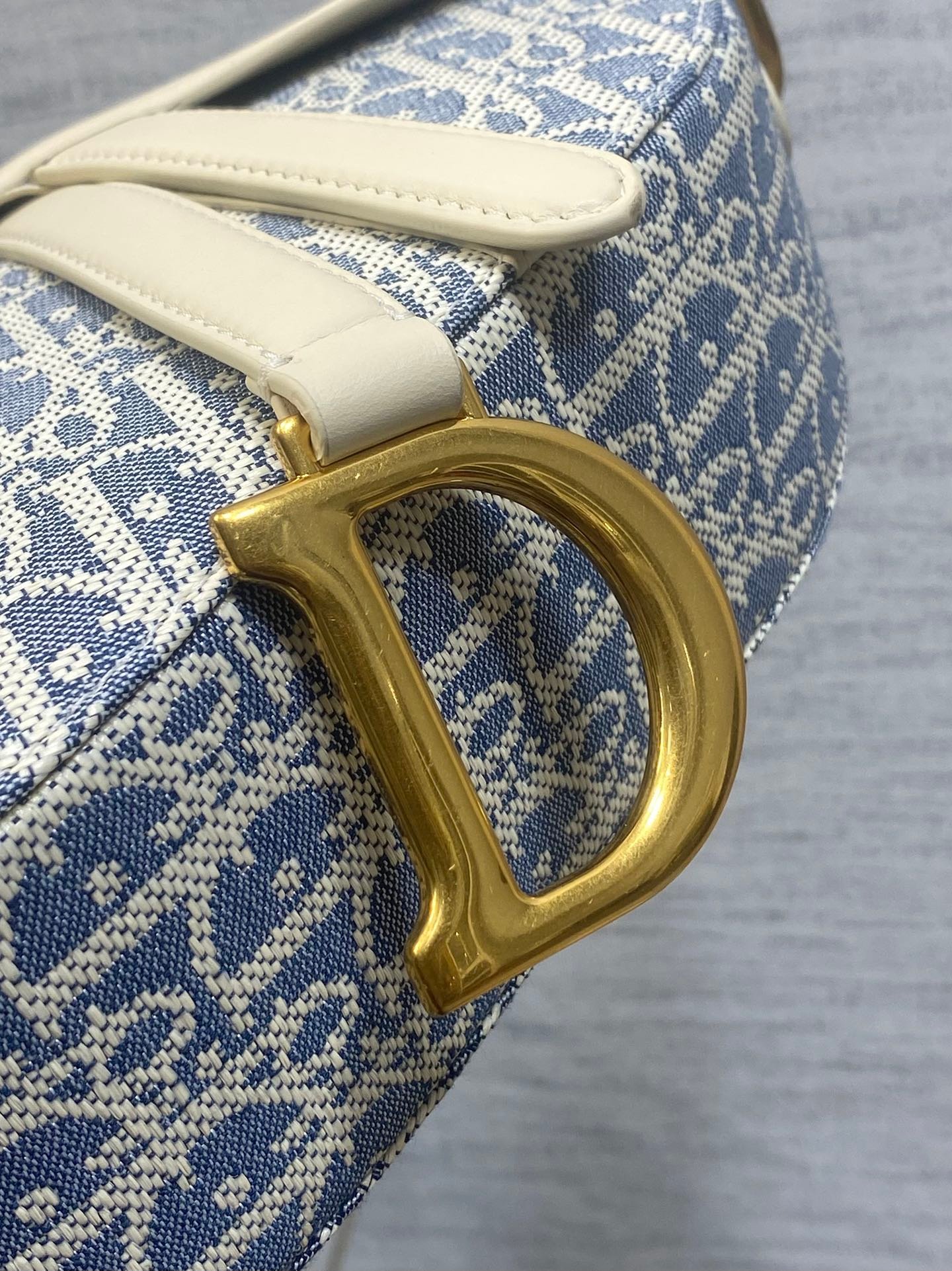 {Style No: G9IQXYKA} DIOR 25S SOFT SADDLE BAG 25 IN BLUE DIOR OBLIQUE CHAMBRAY AND IVORY SMOOTH CALFSKIN - Image 3