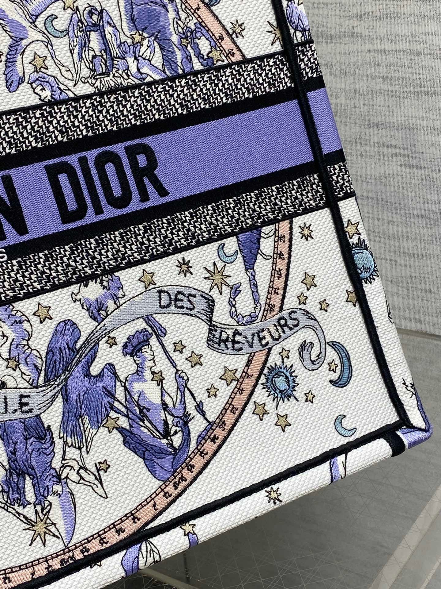 {Style No: I7XTOYNQ} DIOR 25S LARGE BOOK TOTE 42 IN WHITE AND PURPLE DIOR NIGHT OF DREAMS EMBROIDERY - Image 7