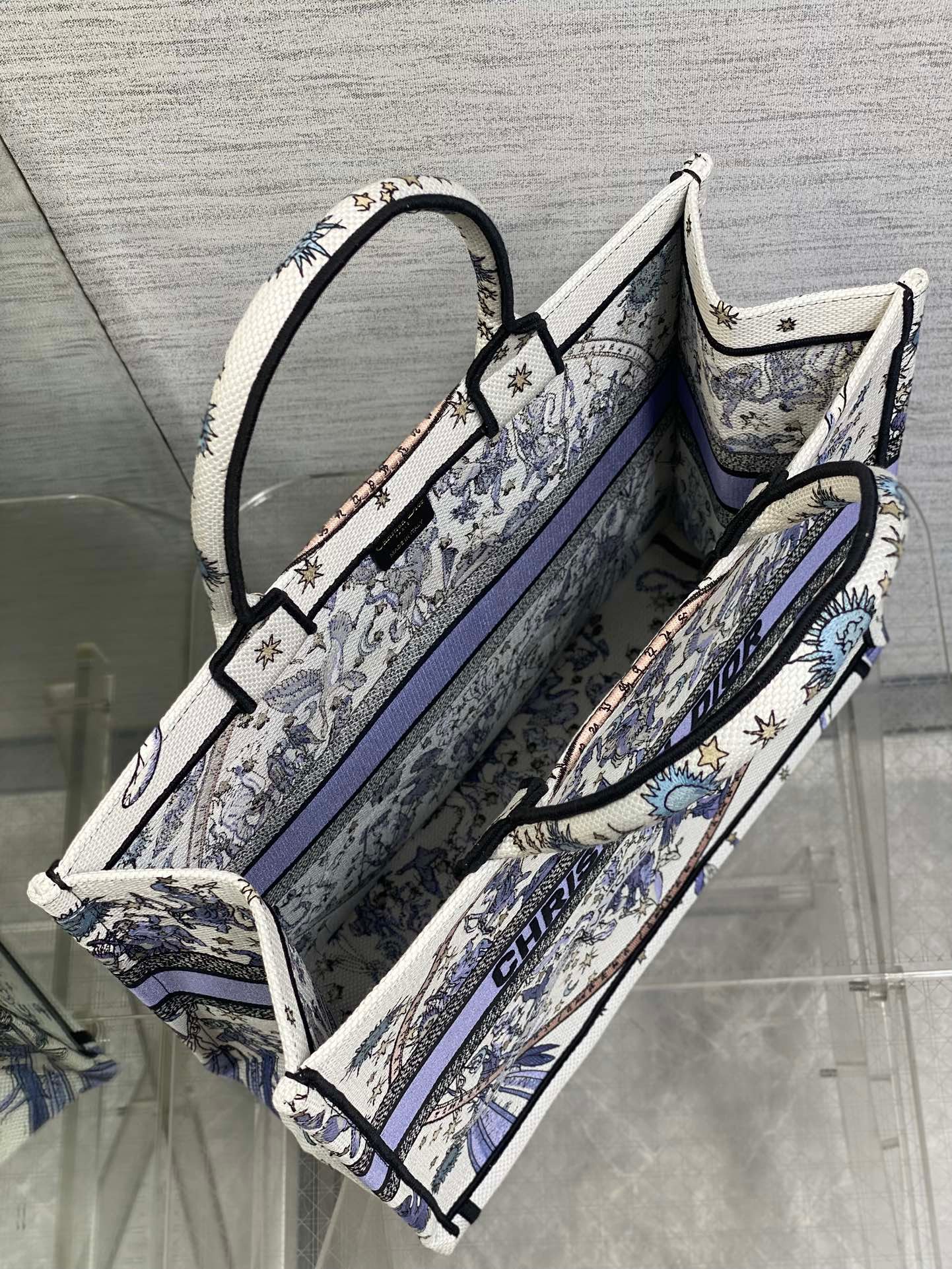 {Style No: I7XTOYNQ} DIOR 25S LARGE BOOK TOTE 42 IN WHITE AND PURPLE DIOR NIGHT OF DREAMS EMBROIDERY - Image 5