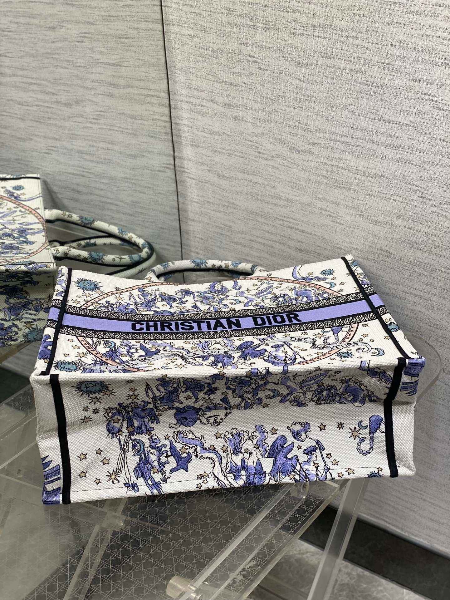 {Style No: I7XTOYNQ} DIOR 25S LARGE BOOK TOTE 42 IN WHITE AND PURPLE DIOR NIGHT OF DREAMS EMBROIDERY - Image 9