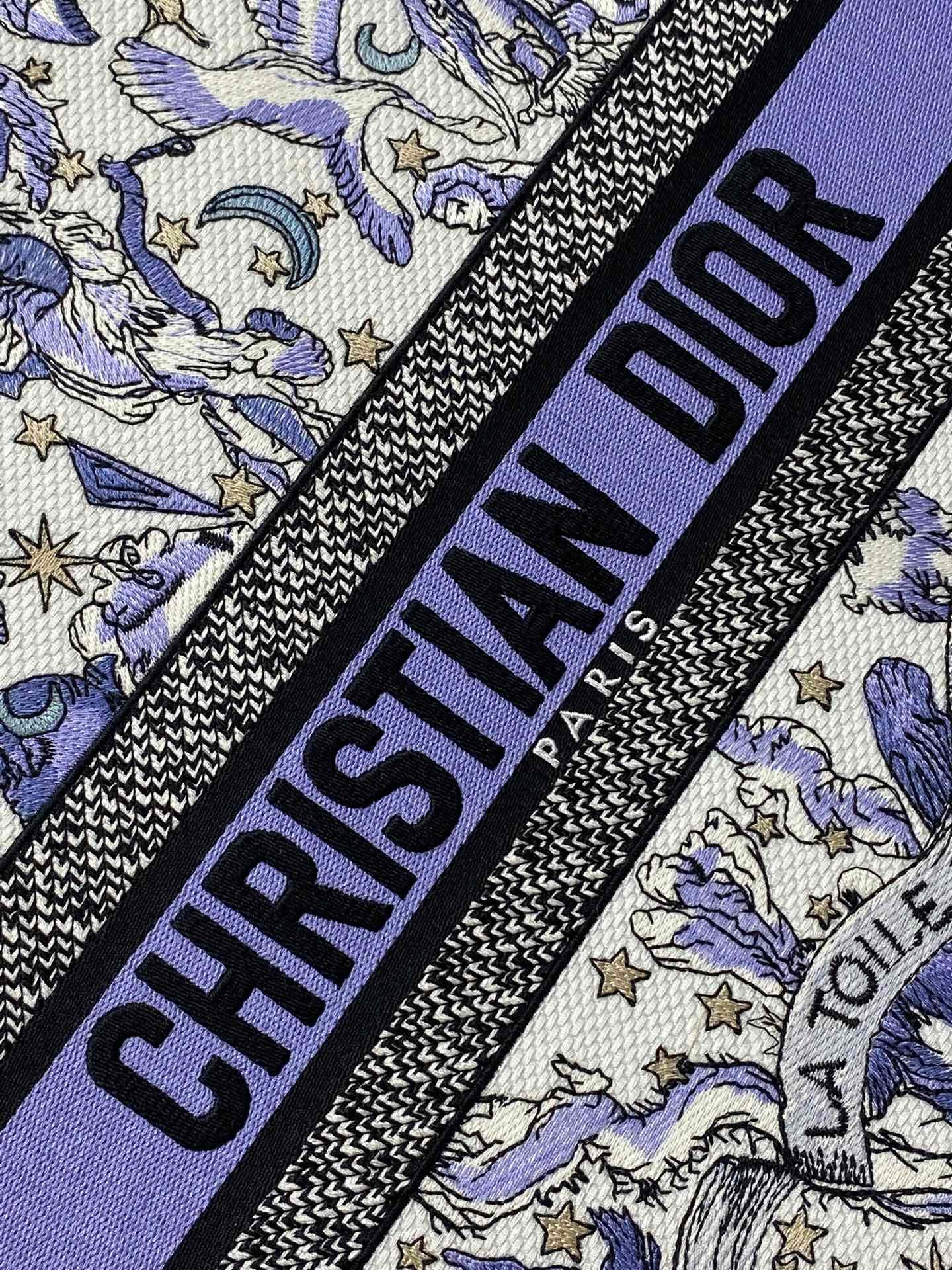 {Style No: I7XTOYNQ} DIOR 25S LARGE BOOK TOTE 42 IN WHITE AND PURPLE DIOR NIGHT OF DREAMS EMBROIDERY - Image 3