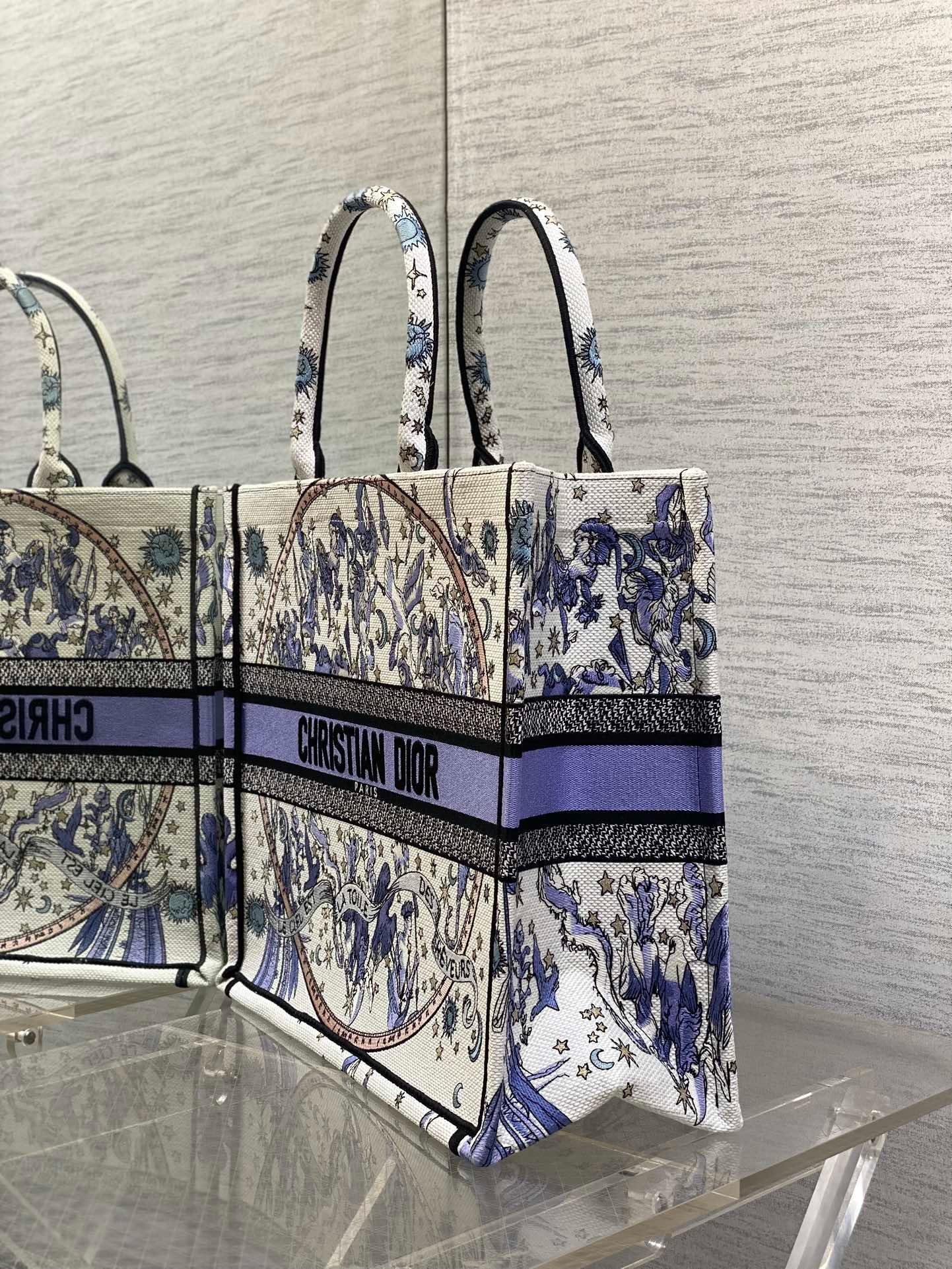 {Style No: I7XTOYNQ} DIOR 25S LARGE BOOK TOTE 42 IN WHITE AND PURPLE DIOR NIGHT OF DREAMS EMBROIDERY - Image 4