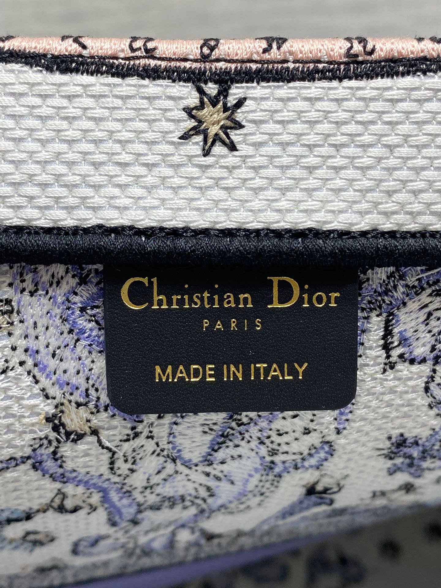 {Style No: I7XTOYNQ} DIOR 25S LARGE BOOK TOTE 42 IN WHITE AND PURPLE DIOR NIGHT OF DREAMS EMBROIDERY - Image 8