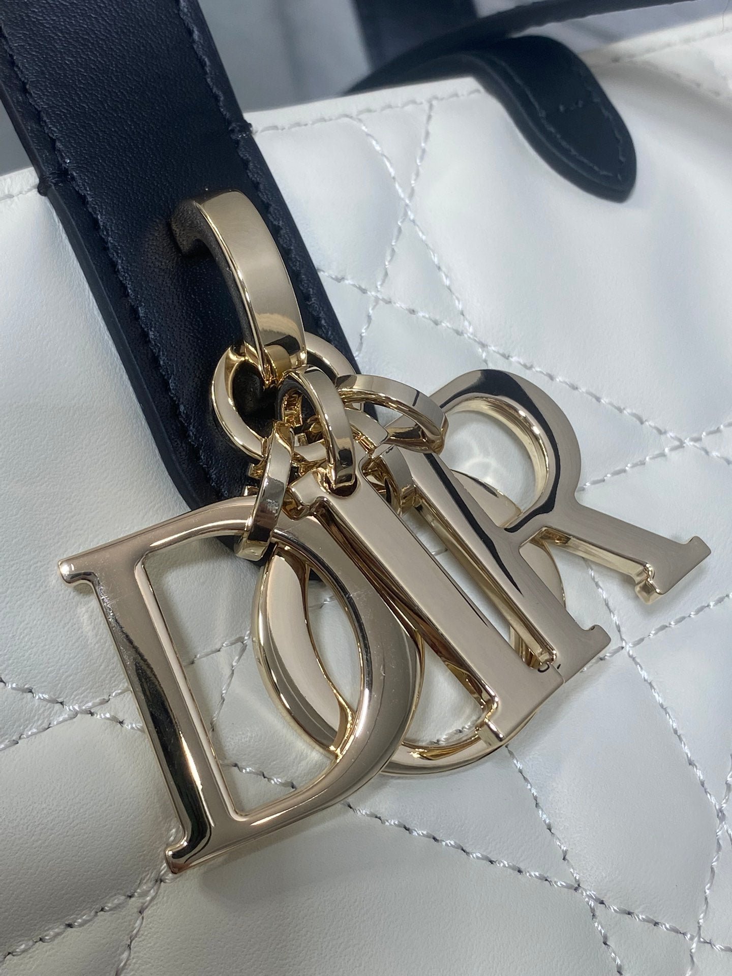 {Style No: 1HULZLJH} DIOR 25S TOUJOURS VERTICAL NANO TOTE BAG 18 IN IVORY BLACK MACROCANNAGE CALFSKIN - Image 4