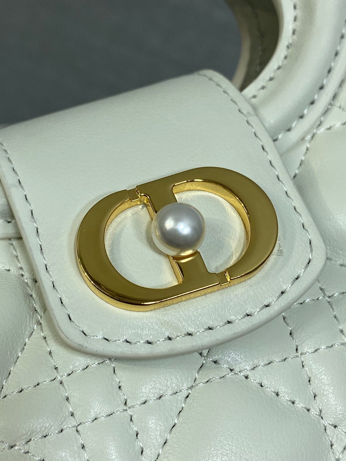 {Style No: FY2SD716} DIOR 25S JOLIE TOP HANDLE MINI BAG 18 IN WHITE CALFSKIN GOLD HARDWARE - Image 4