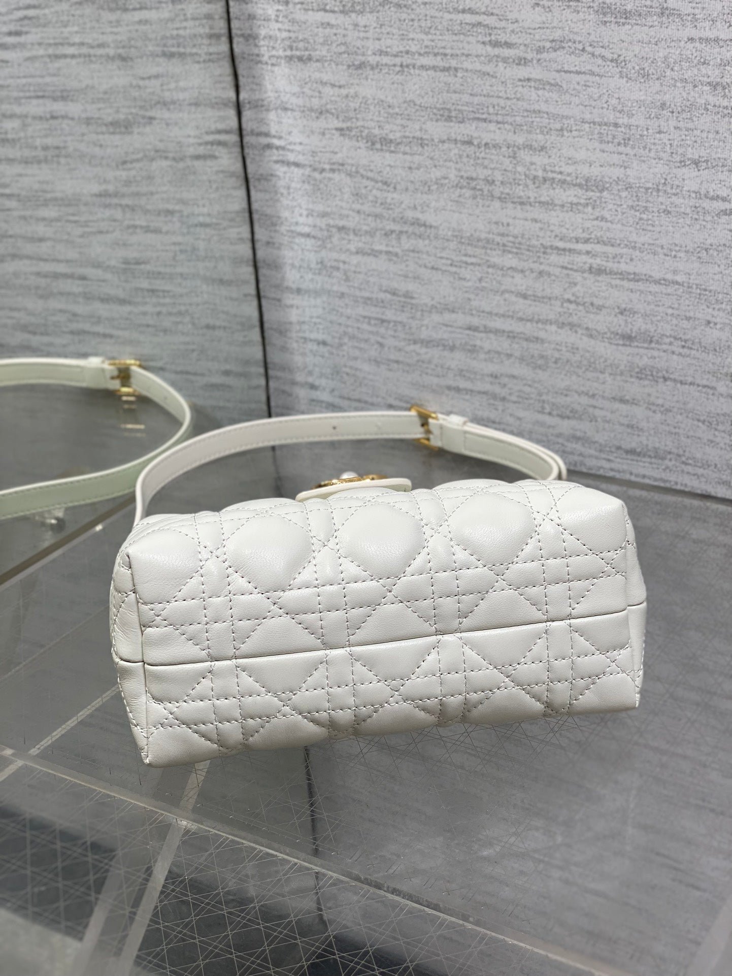 {Style No: FY2SD716} DIOR 25S JOLIE TOP HANDLE MINI BAG 18 IN WHITE CALFSKIN GOLD HARDWARE - Image 9