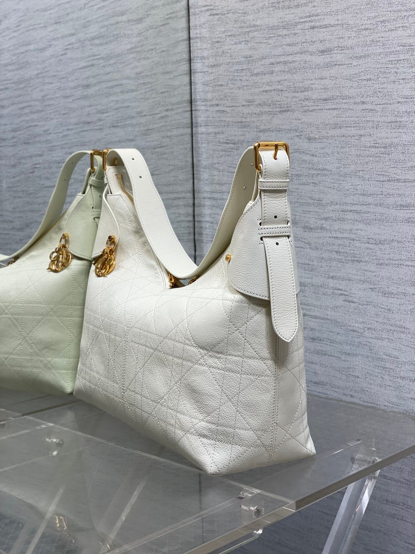 {Style No: VPL3E4QR} DIOR 25S VOYAGE BAG 34 IN IVORY FLAT MACROCANNAGE GRAINED CALFSKIN - Image 4