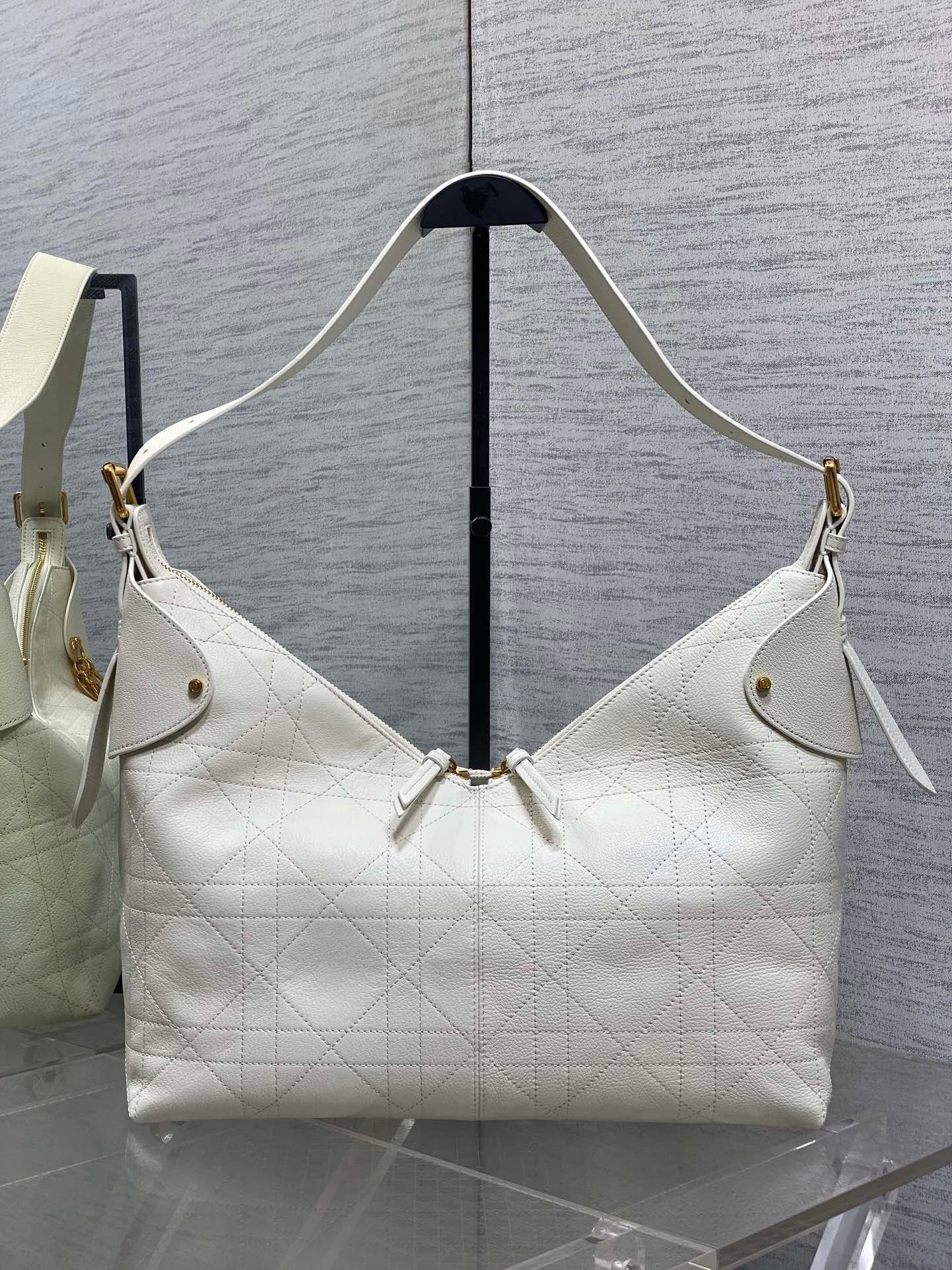 {Style No: VPL3E4QR} DIOR 25S VOYAGE BAG 34 IN IVORY FLAT MACROCANNAGE GRAINED CALFSKIN - Image 2