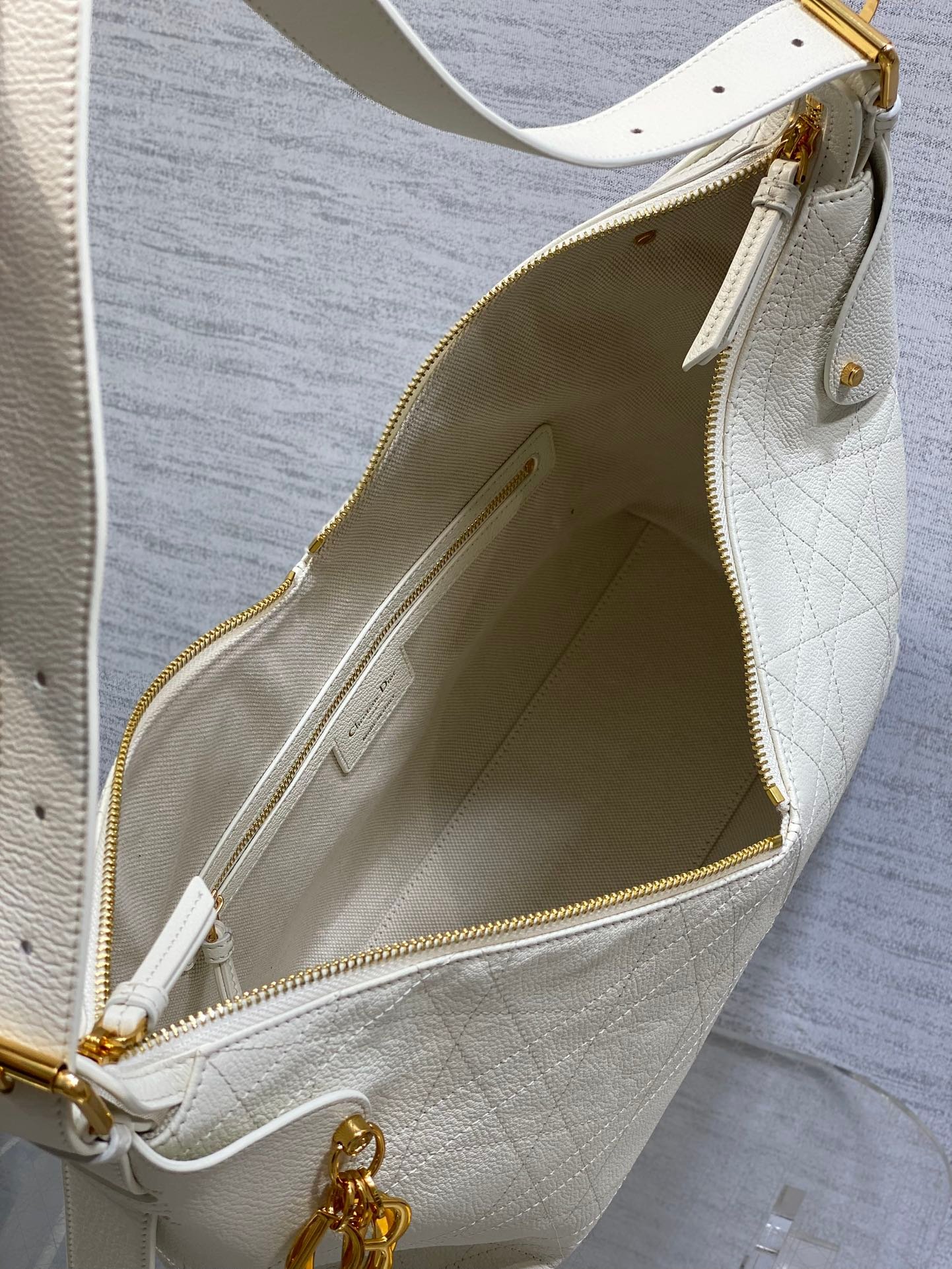 {Style No: VPL3E4QR} DIOR 25S VOYAGE BAG 34 IN IVORY FLAT MACROCANNAGE GRAINED CALFSKIN - Image 5