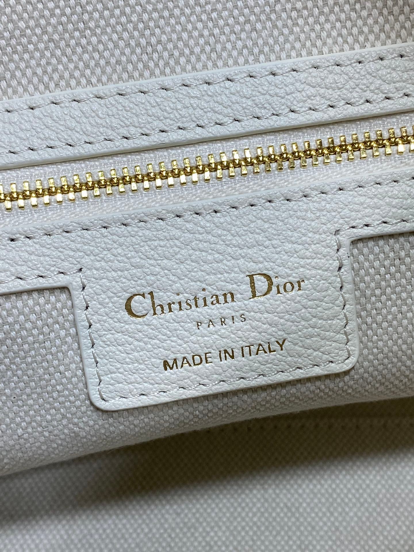 {Style No: VPL3E4QR} DIOR 25S VOYAGE BAG 34 IN IVORY FLAT MACROCANNAGE GRAINED CALFSKIN - Image 9
