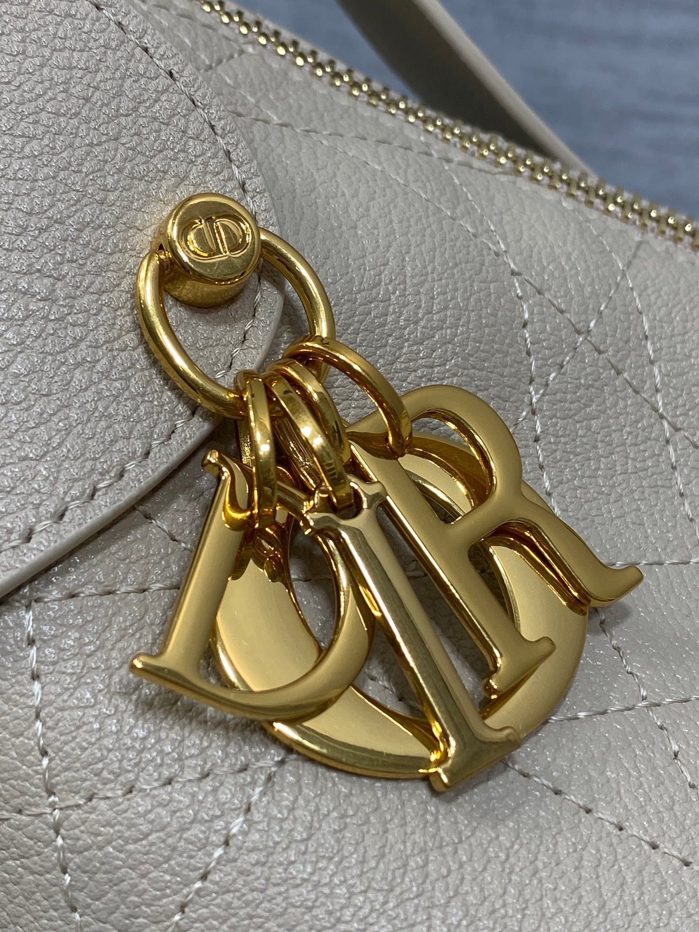 {Style No: LMHMCHRU} DIOR 25S VOYAGE BAG 34 IN POWDER BEIGE FLAT MACROCANNAGE GRAINED CALFSKIN - Image 3