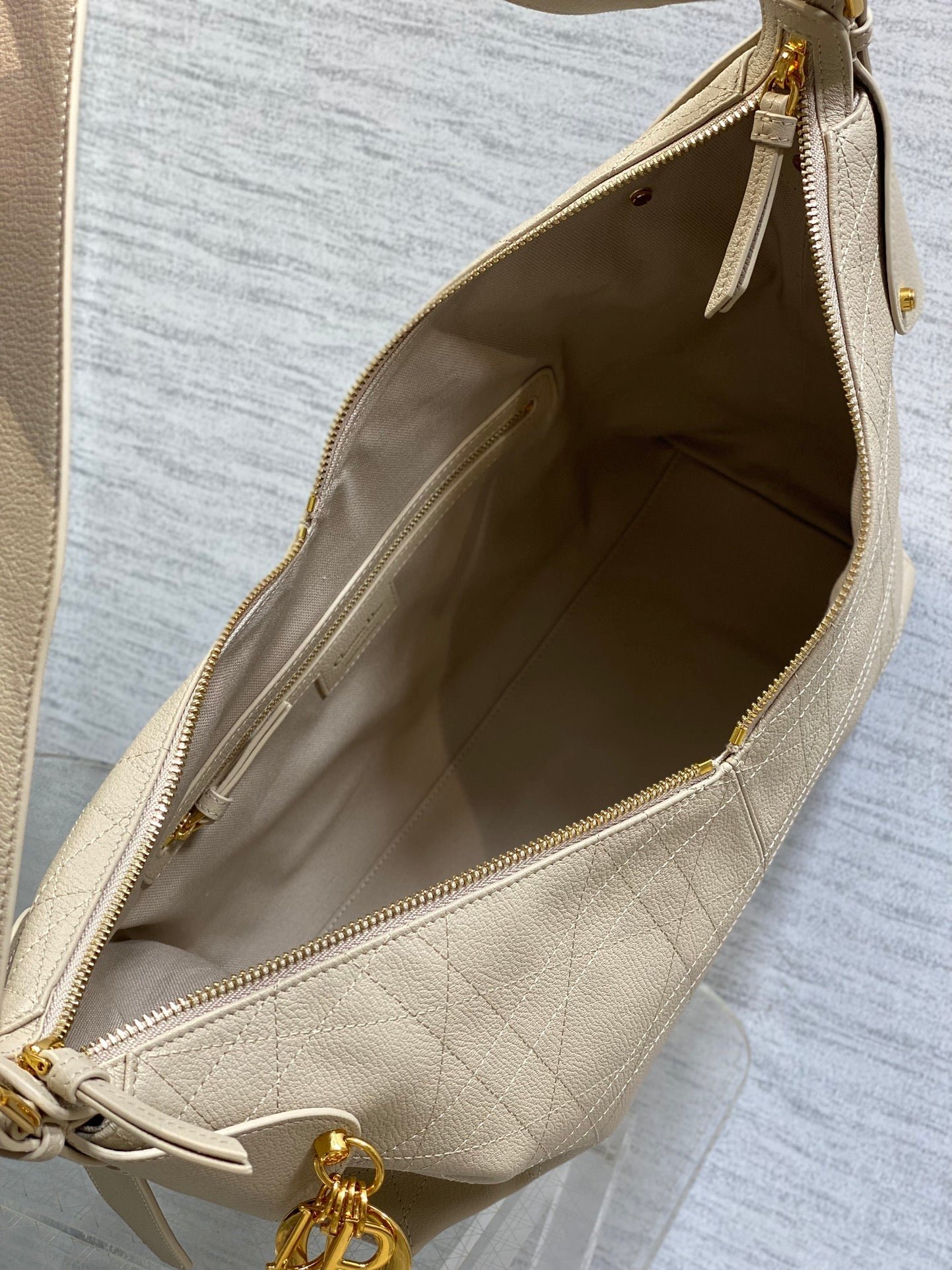{Style No: LMHMCHRU} DIOR 25S VOYAGE BAG 34 IN POWDER BEIGE FLAT MACROCANNAGE GRAINED CALFSKIN - Image 5