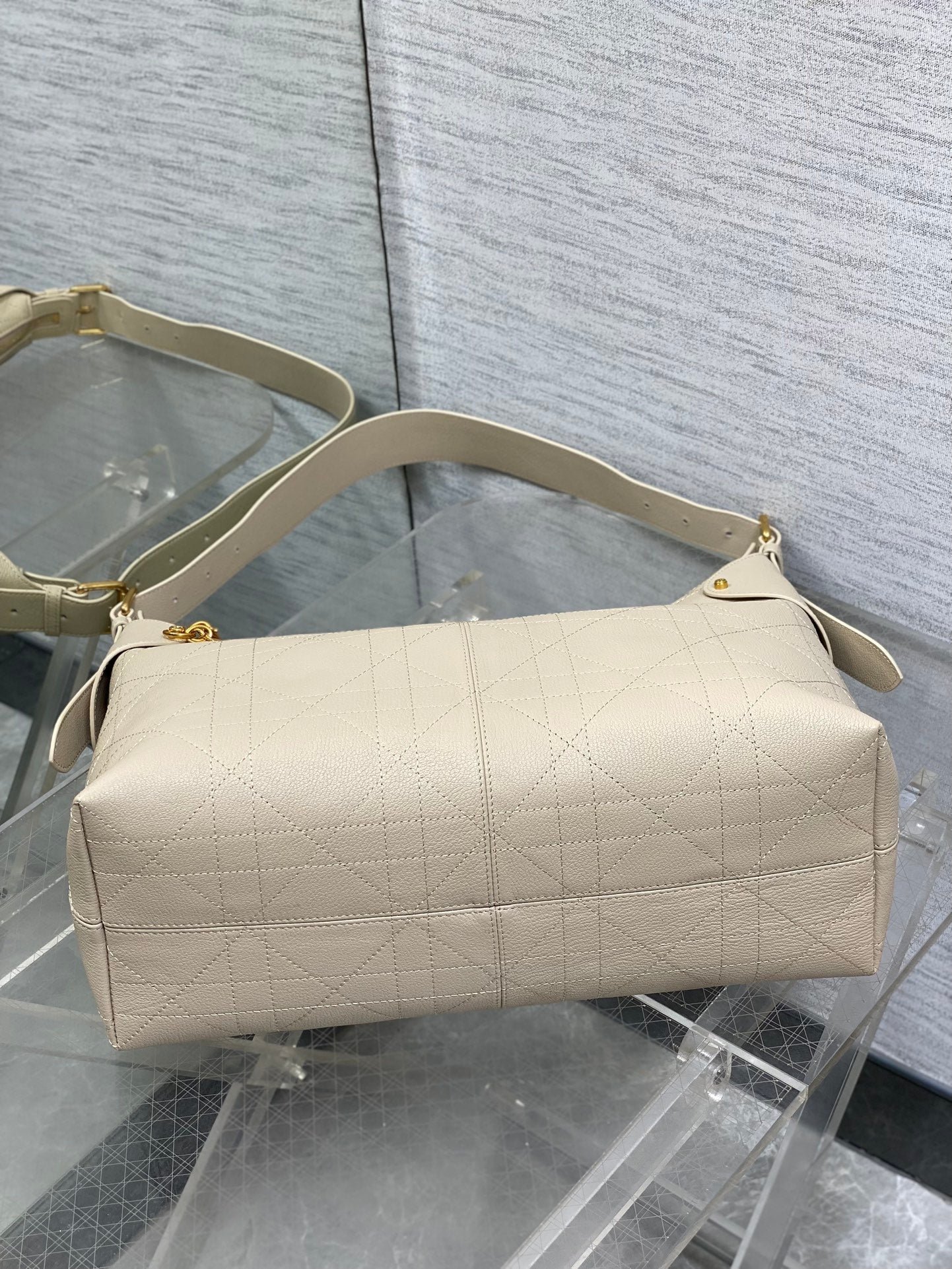 {Style No: LMHMCHRU} DIOR 25S VOYAGE BAG 34 IN POWDER BEIGE FLAT MACROCANNAGE GRAINED CALFSKIN - Image 8