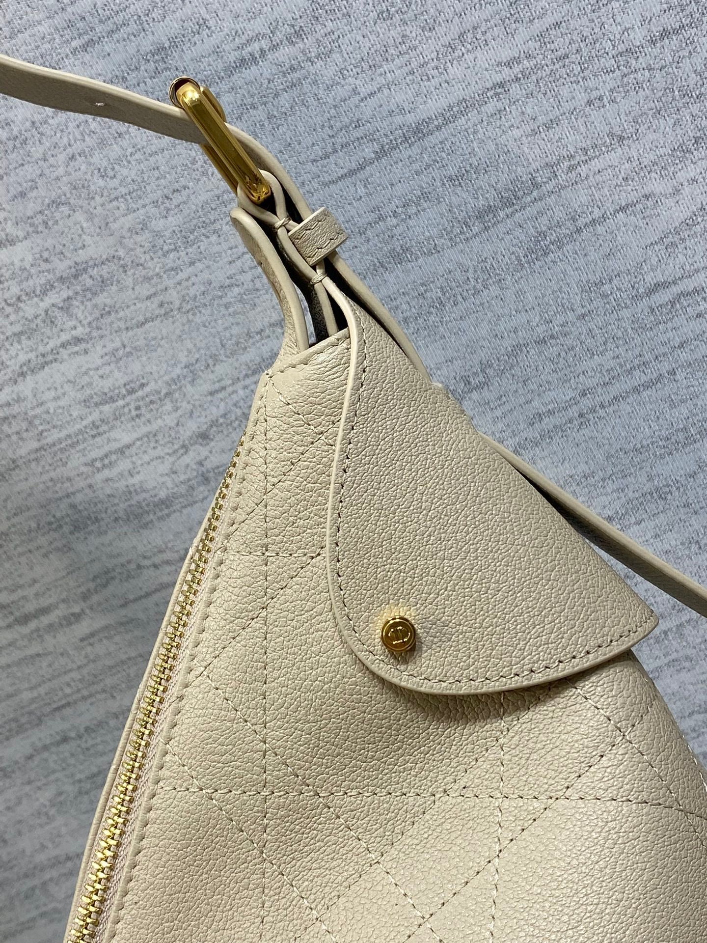 {Style No: LMHMCHRU} DIOR 25S VOYAGE BAG 34 IN POWDER BEIGE FLAT MACROCANNAGE GRAINED CALFSKIN - Image 6