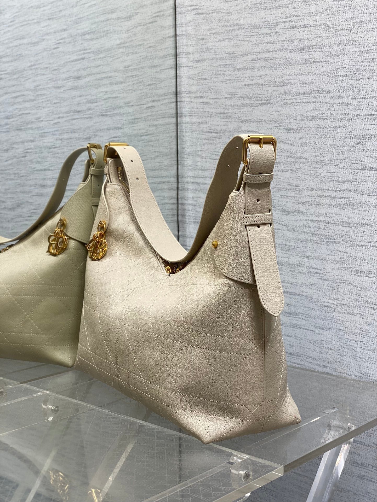 {Style No: LMHMCHRU} DIOR 25S VOYAGE BAG 34 IN POWDER BEIGE FLAT MACROCANNAGE GRAINED CALFSKIN - Image 4