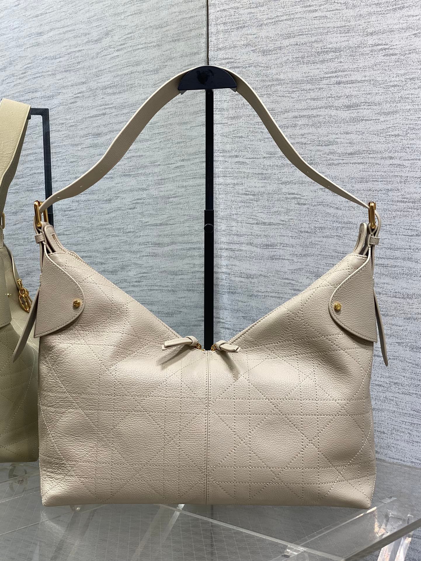 {Style No: LMHMCHRU} DIOR 25S VOYAGE BAG 34 IN POWDER BEIGE FLAT MACROCANNAGE GRAINED CALFSKIN - Image 2