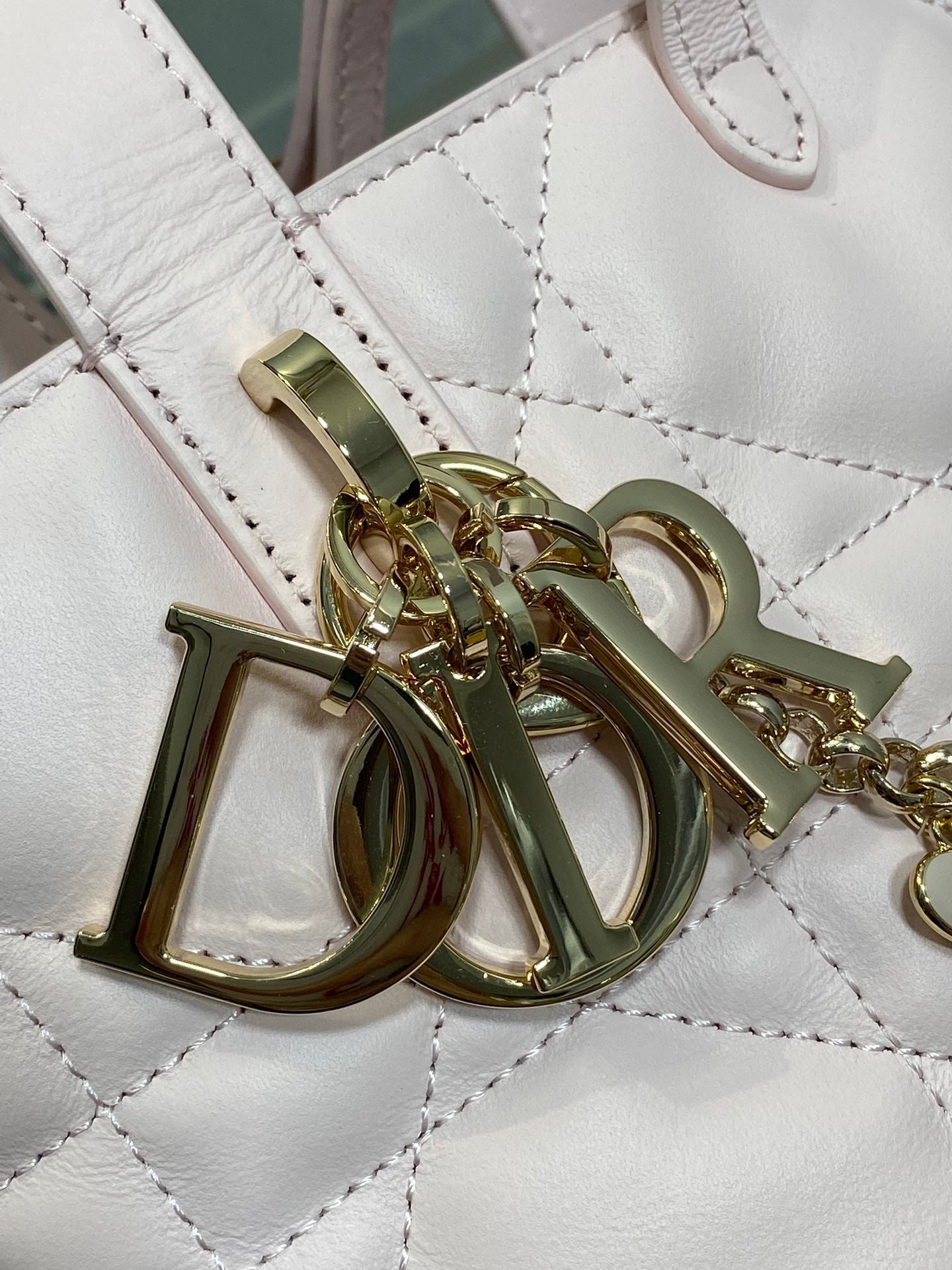 {Style No: RYJ4HKVA} DIOR 25S TOUJOURS VERTICAL TOTE BAG 18 IN LIGHT PINK CALFSKIN WITH CHARM BRACELET STRAP - Image 4