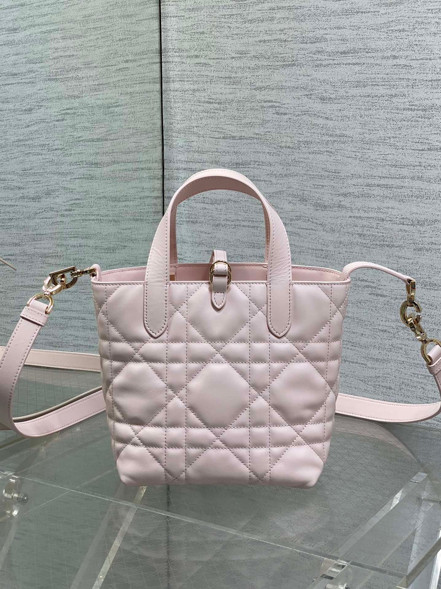 {Style No: RYJ4HKVA} DIOR 25S TOUJOURS VERTICAL TOTE BAG 18 IN LIGHT PINK CALFSKIN WITH CHARM BRACELET STRAP - Image 3