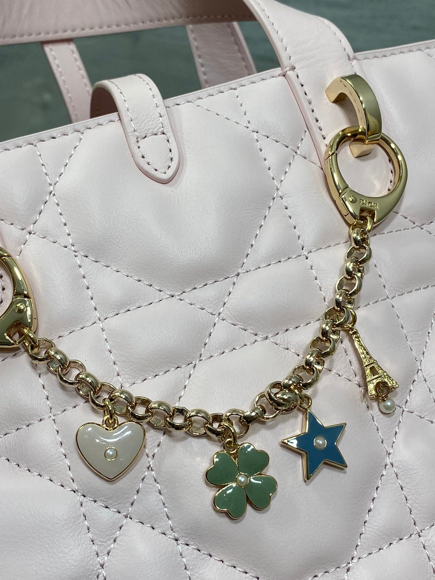 {Style No: RYJ4HKVA} DIOR 25S TOUJOURS VERTICAL TOTE BAG 18 IN LIGHT PINK CALFSKIN WITH CHARM BRACELET STRAP - Image 5