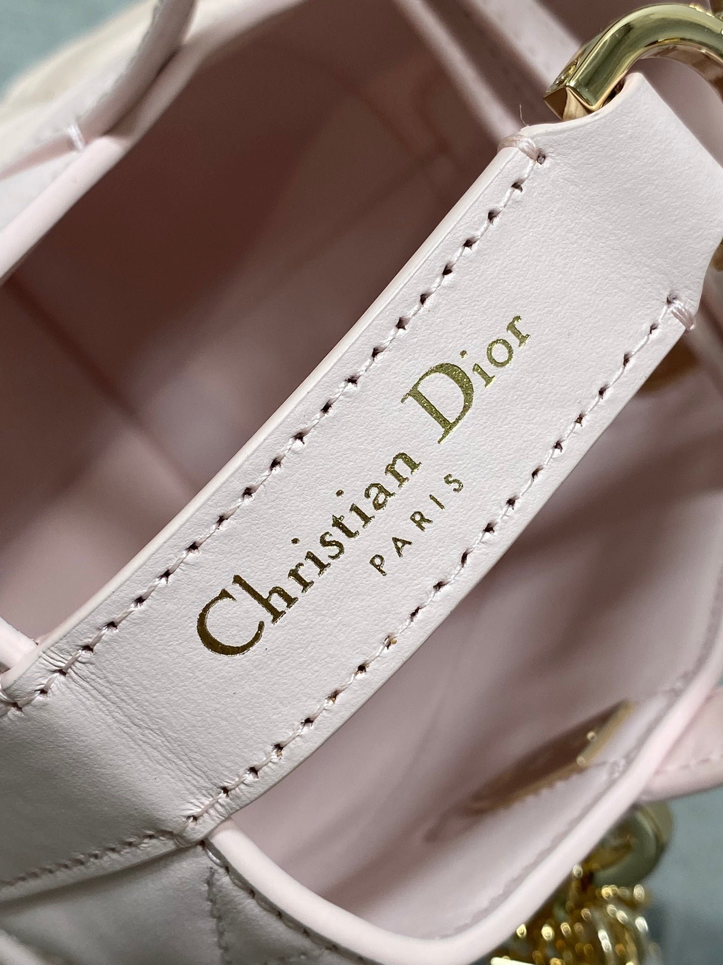 {Style No: RYJ4HKVA} DIOR 25S TOUJOURS VERTICAL TOTE BAG 18 IN LIGHT PINK CALFSKIN WITH CHARM BRACELET STRAP - Image 7