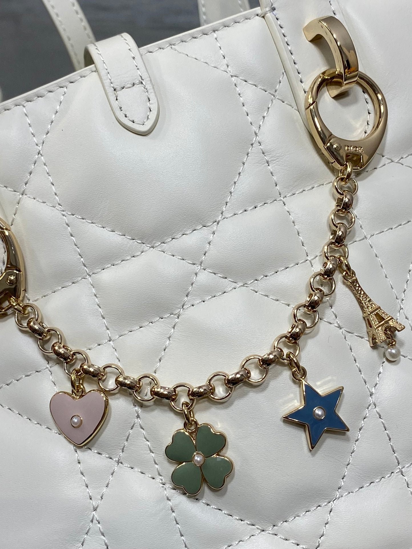 {Style No: YB3MM5CQ} DIOR 25S TOUJOURS VERTICAL TOTE BAG 18 IN IVORY CALFSKIN WITH CHARM BRACELET STRAP - Image 5